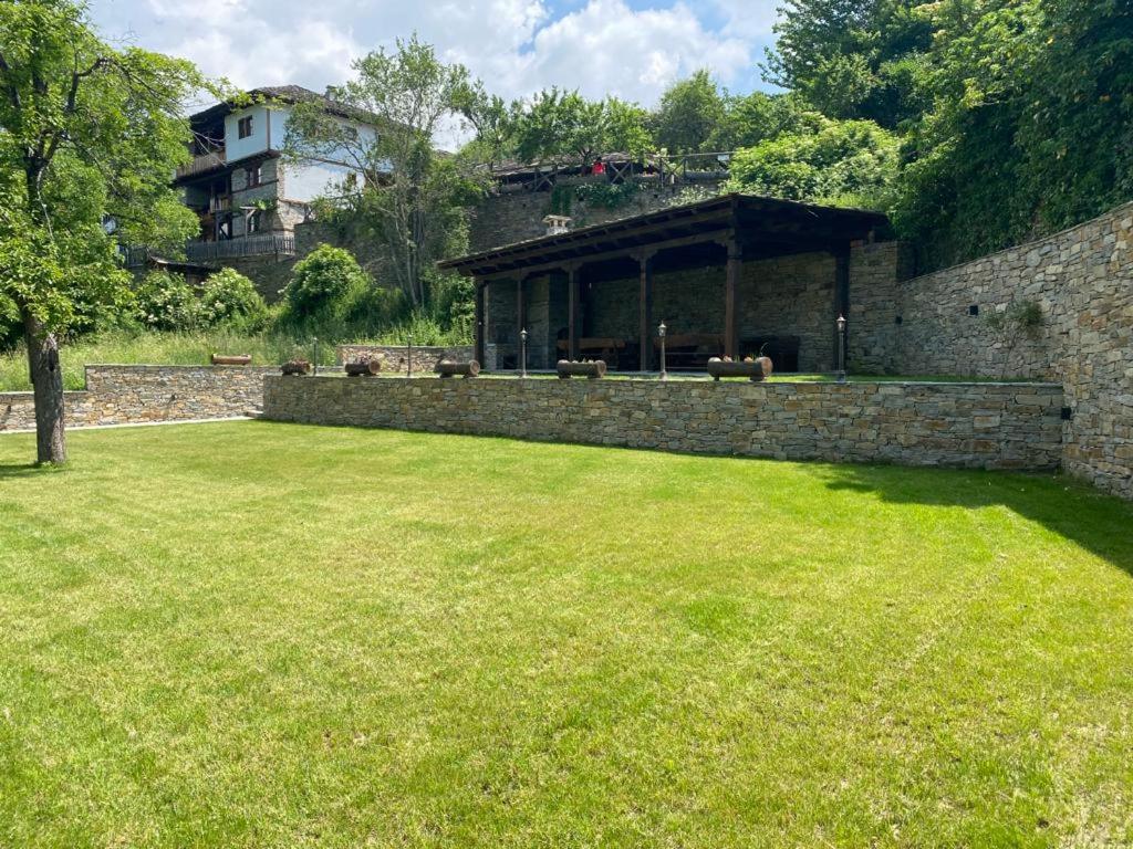 Five-Bedroom House photo 2