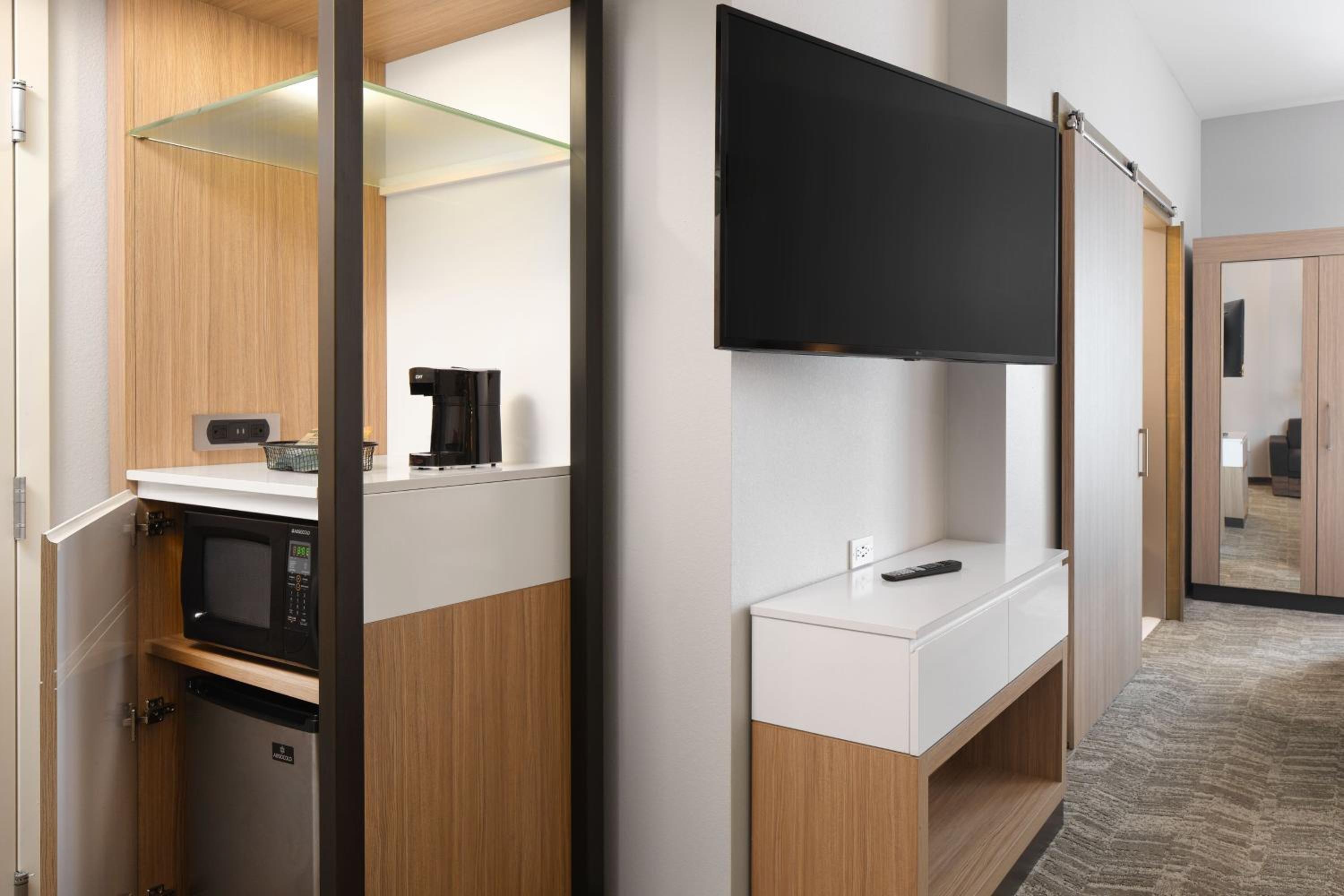 Queen Suite with Two Queen Beds and Sofa Bed - Photo 4