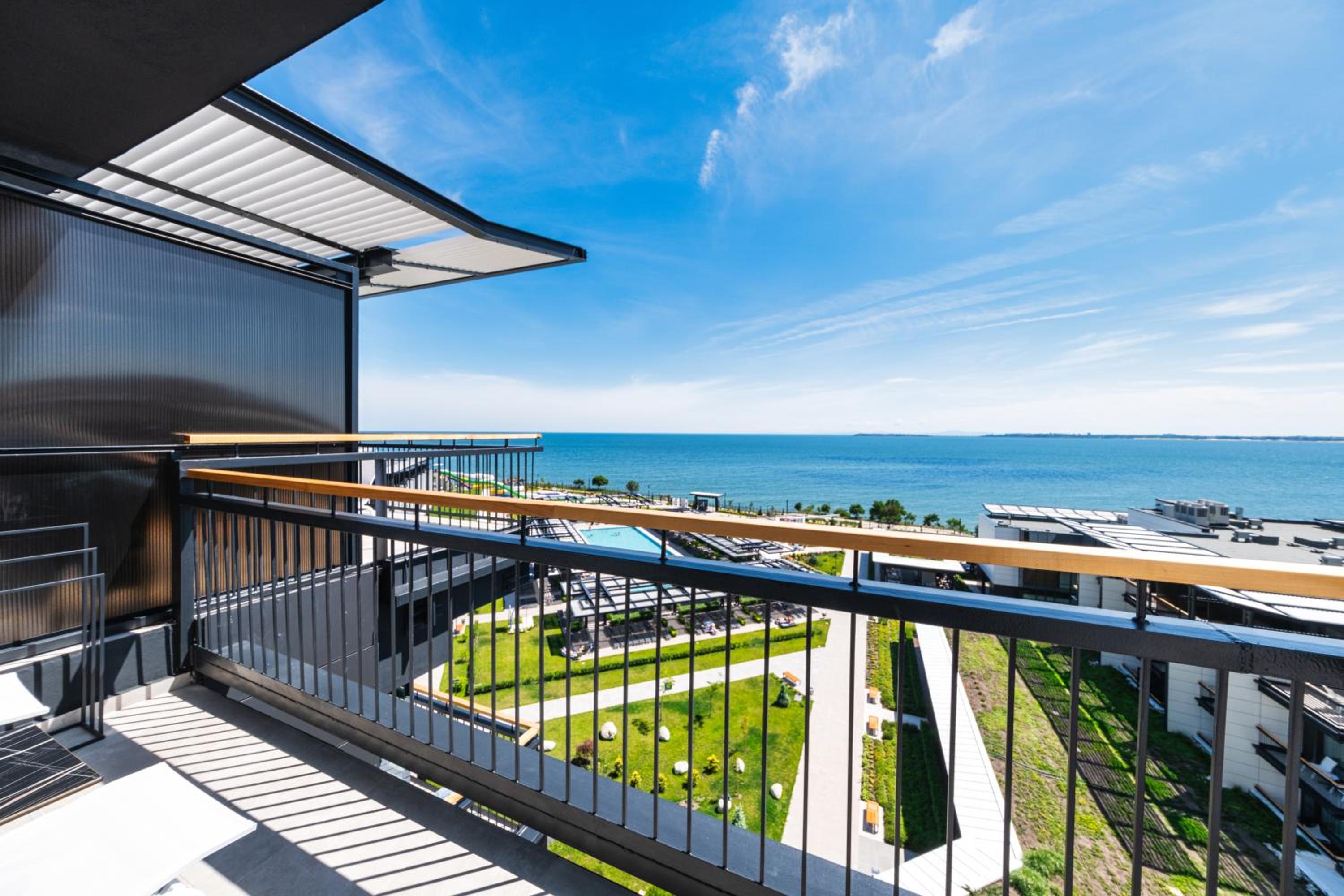 Deluxe One-Bedroom Apartment with Sea View photo 2