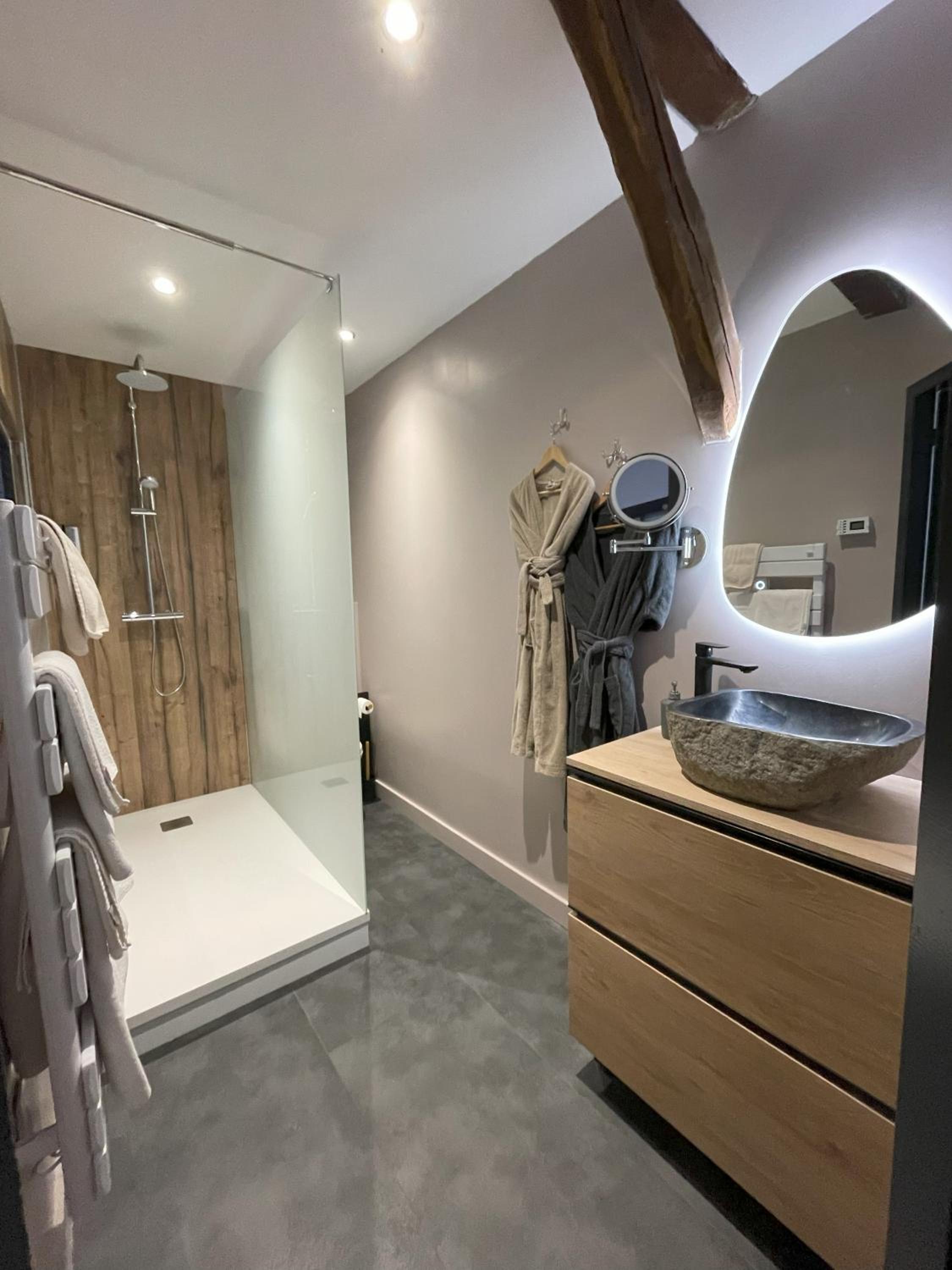 Suite - Photo 11