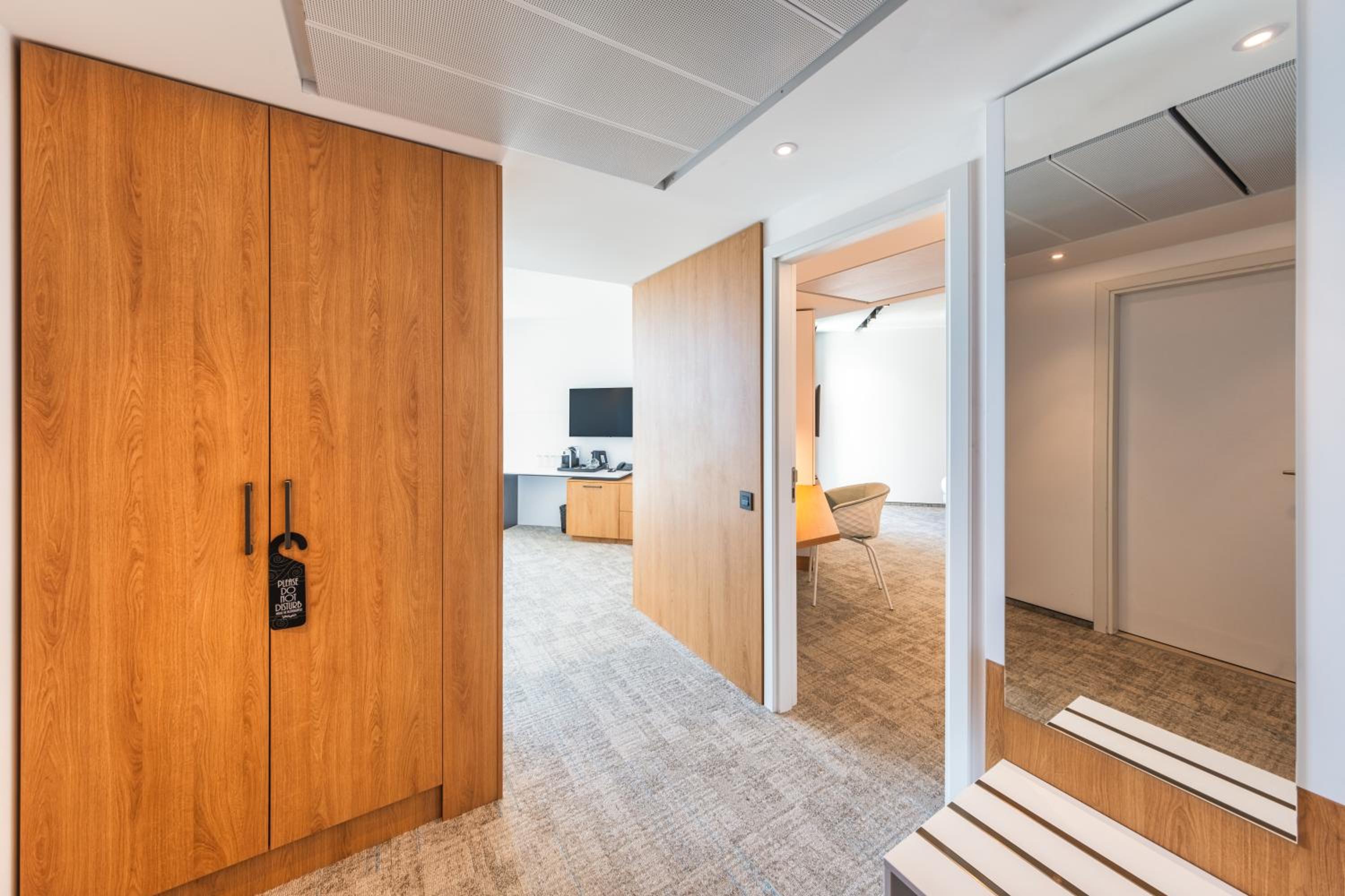 Deluxe One-Bedroom Apartment with Sea View photo 3