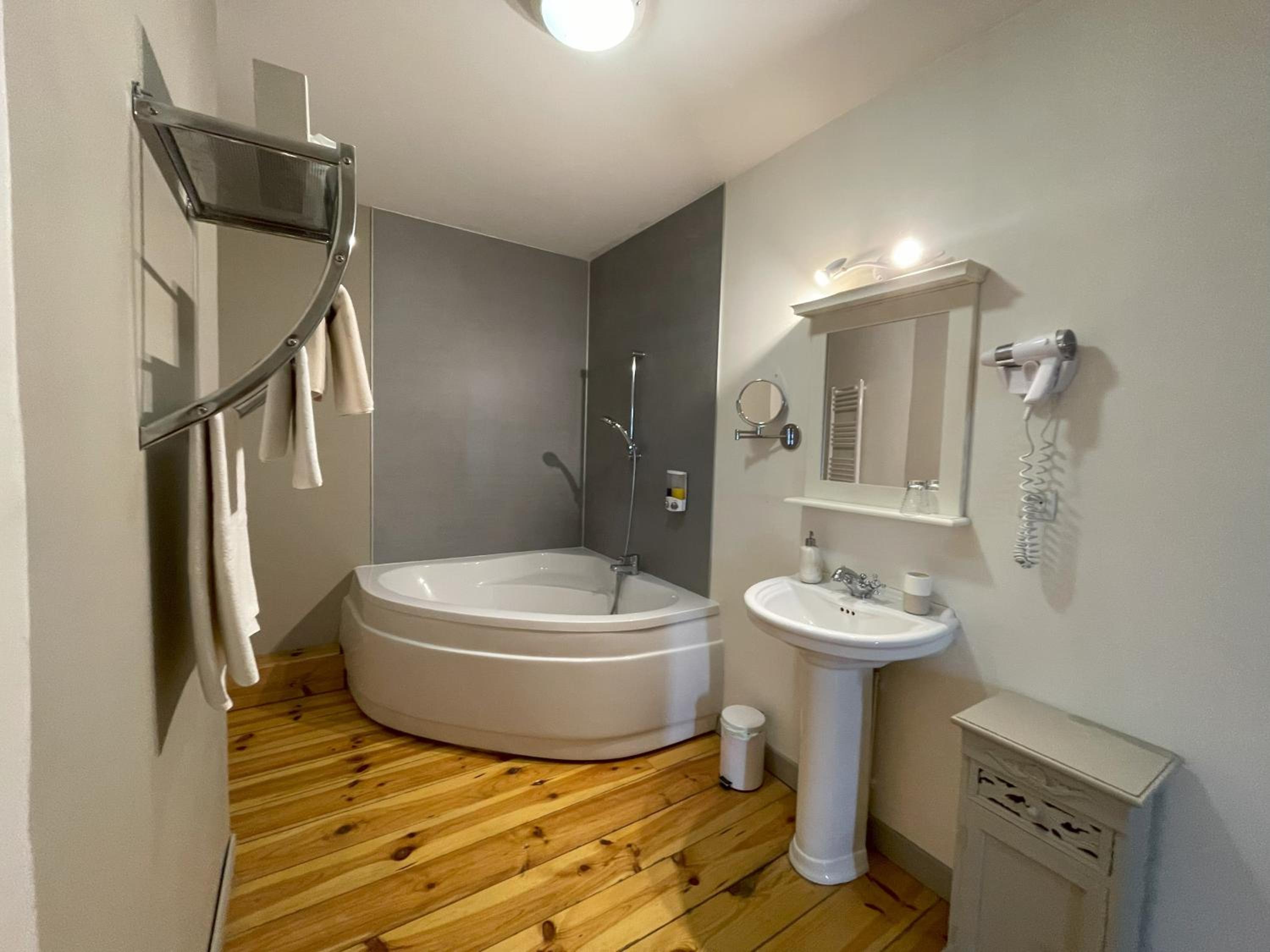 Suite - Photo 3