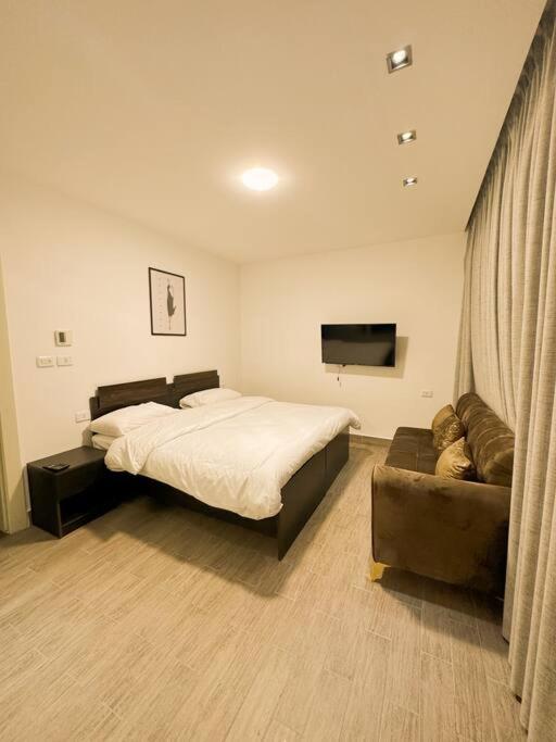One-Bedroom Apartment photo 1