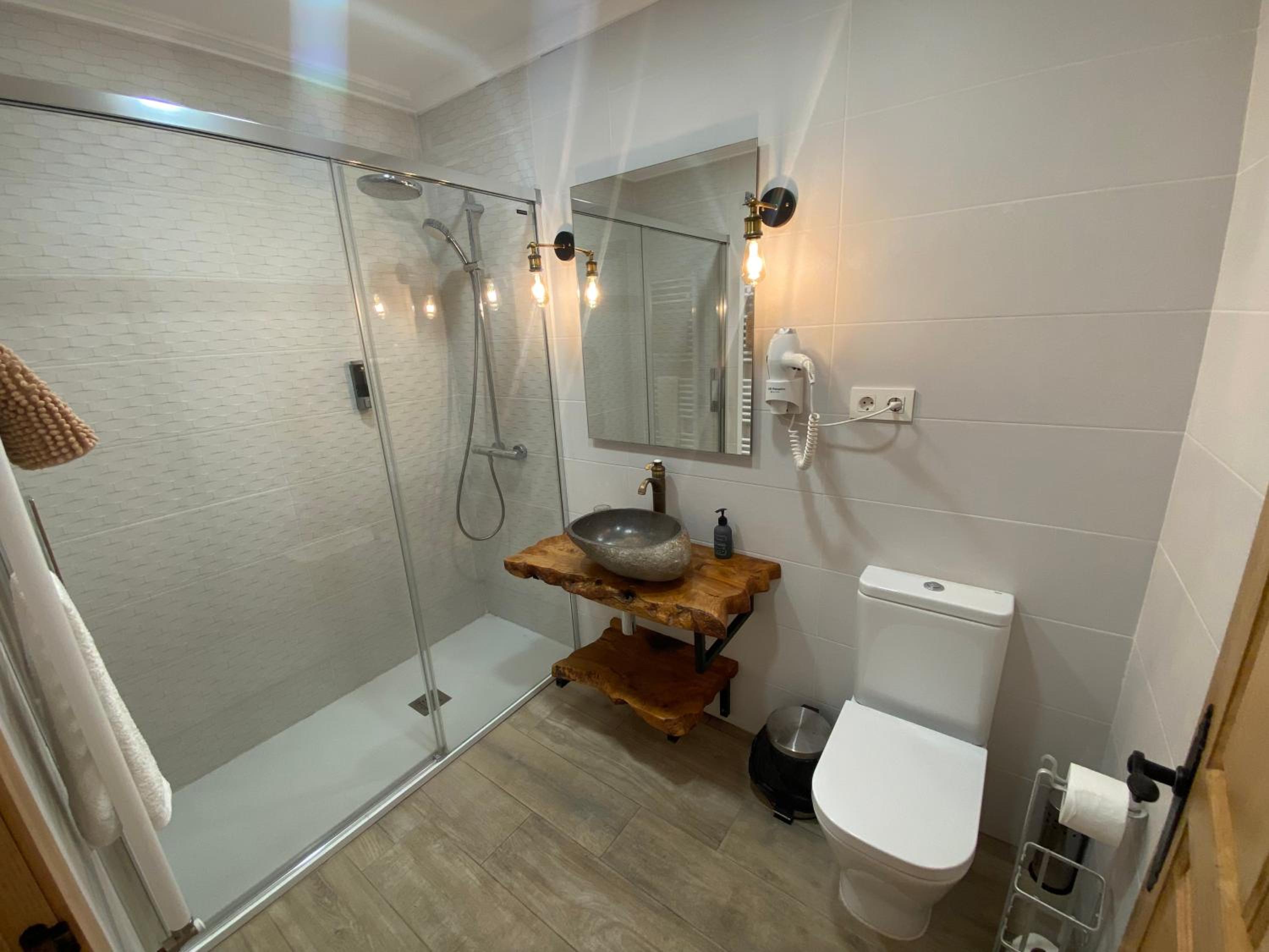 Deluxe Queen Room with Two Queen Beds - Photo 7