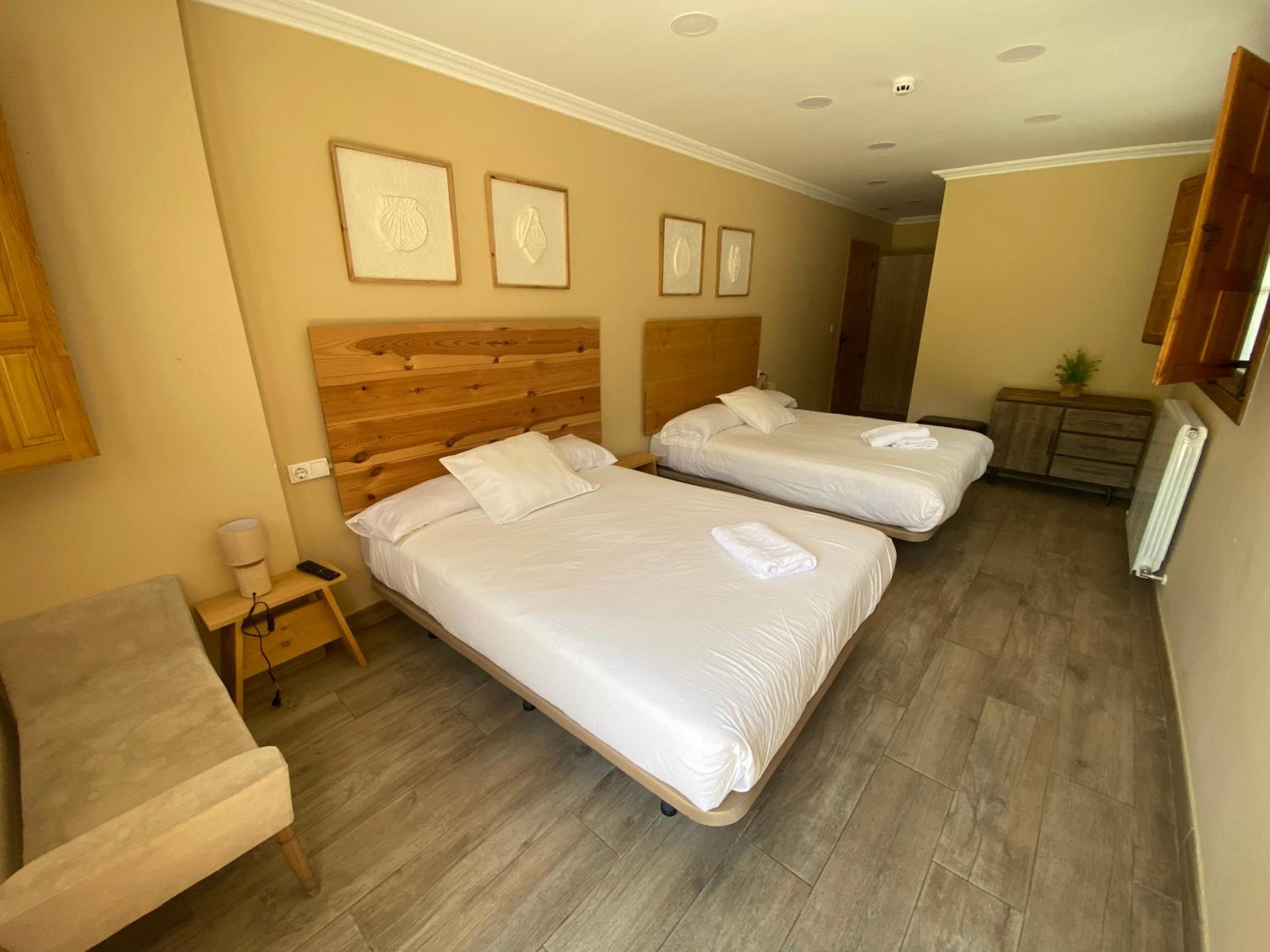 Deluxe Queen Room with Two Queen Beds - Photo 4