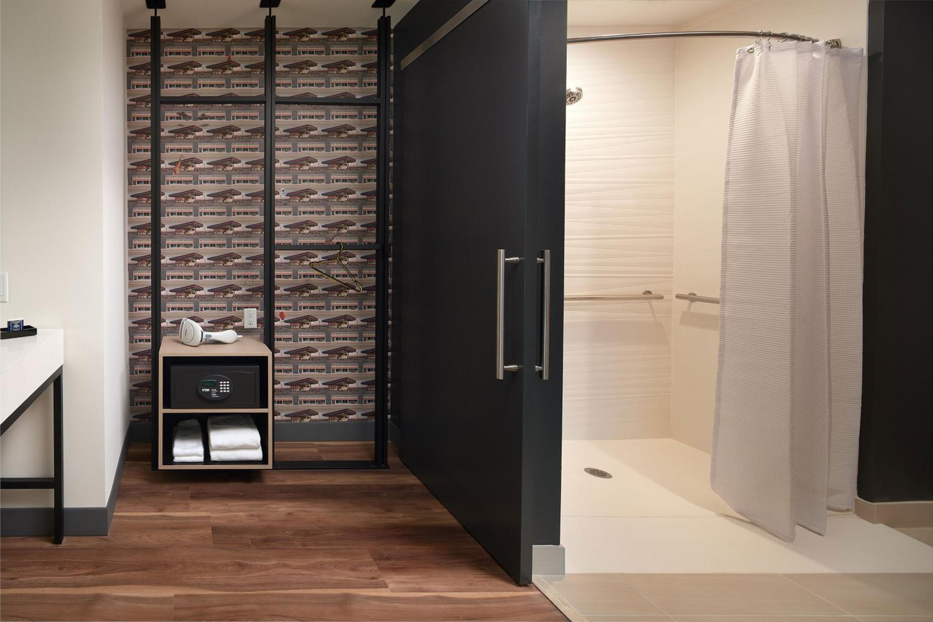 Savvy Queen Room with Two Queen Beds and Adapted Tub - Mobility and Hearing Accessible