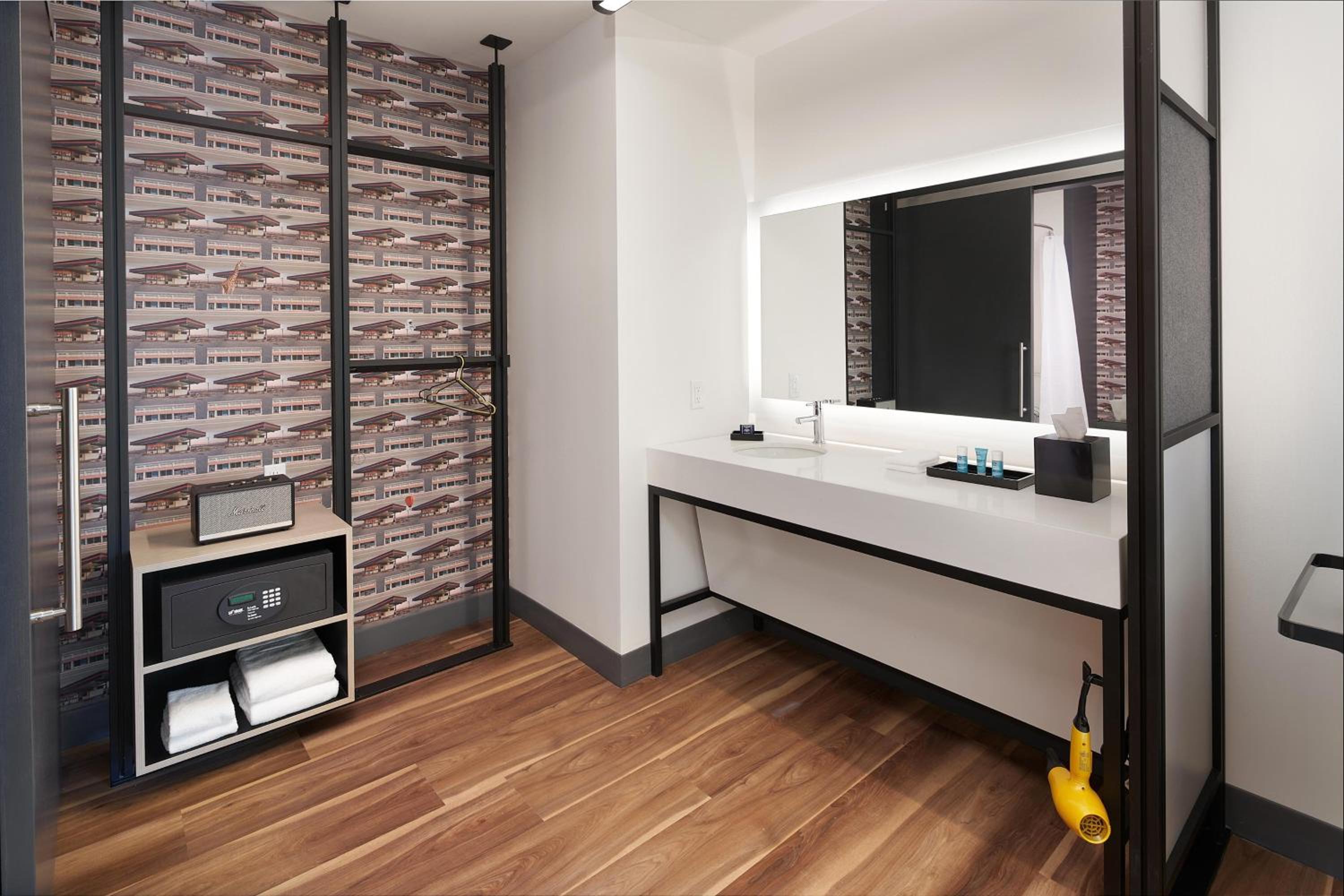 Savvy Queen Room with Two Queen Beds and Adapted Tub - Mobility and Hearing Accessible thumbnail 5