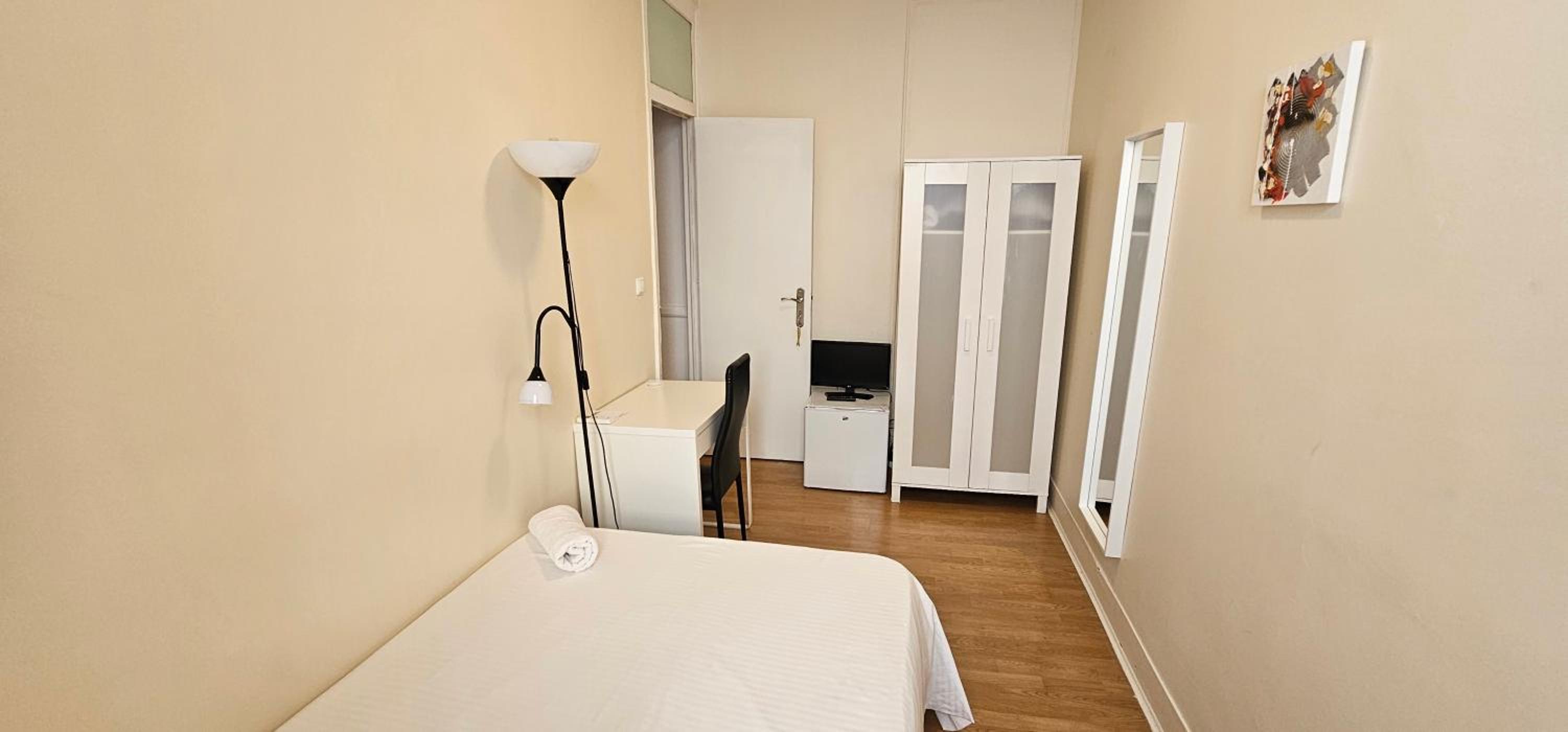 Budget Double Room - Photo 25