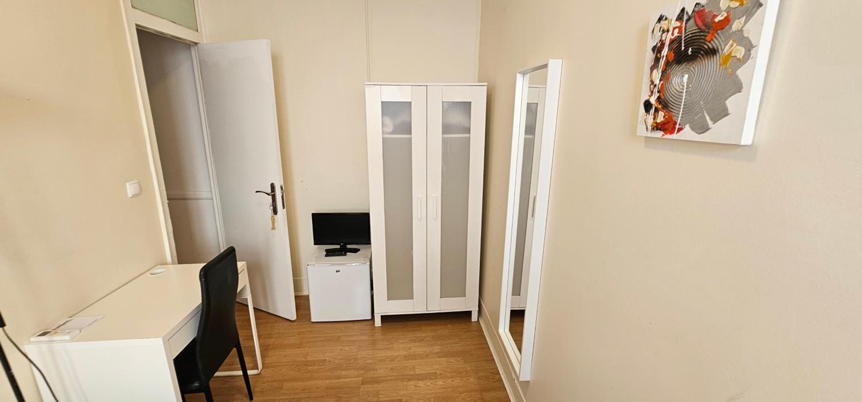 Budget Double Room - Photo 26
