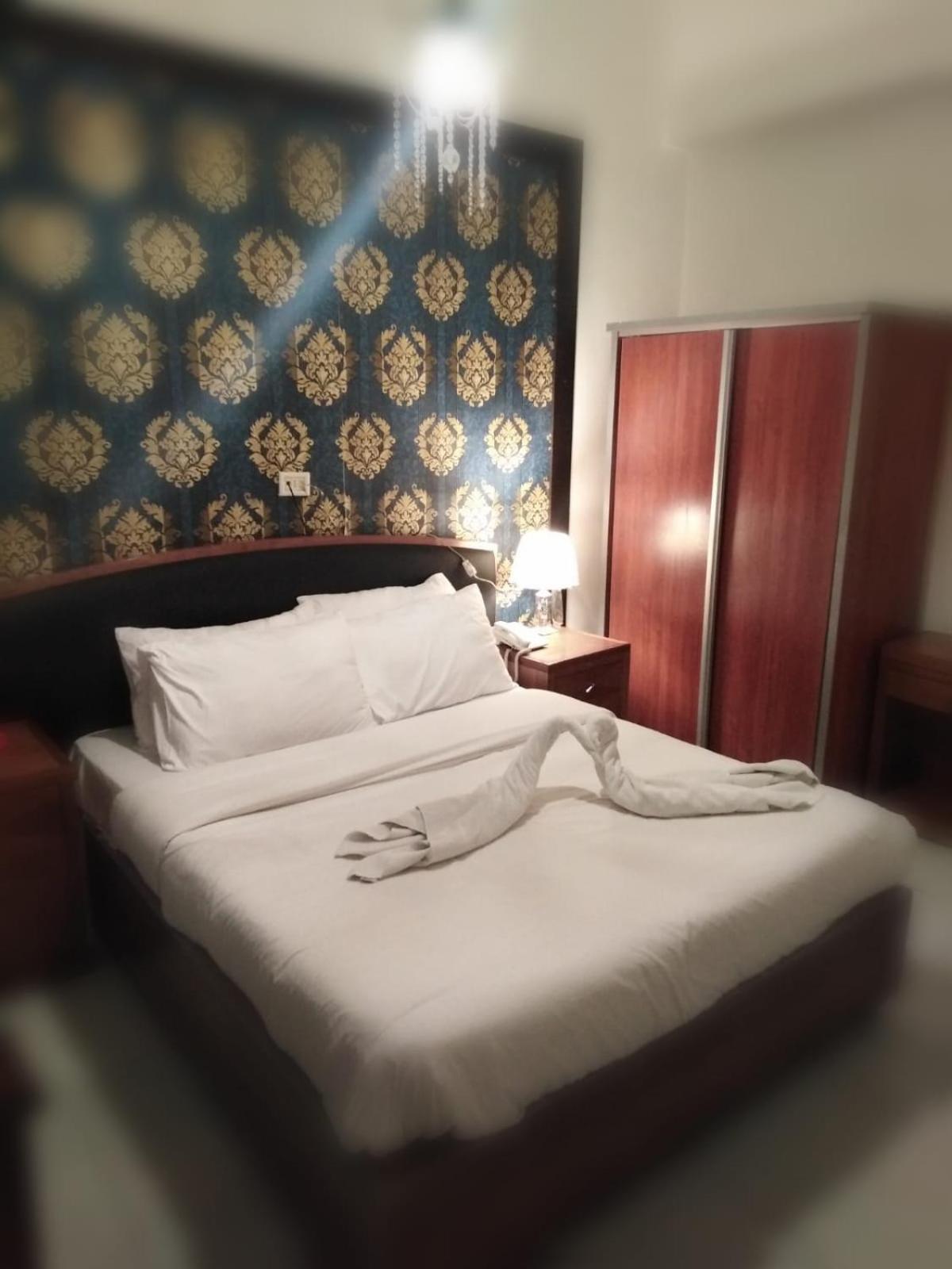 King Room with Balcony - Photo 11