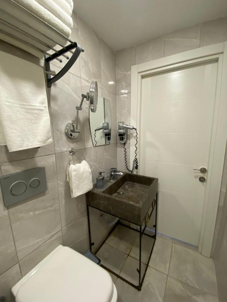 Double Room with Balcony - Photo 8