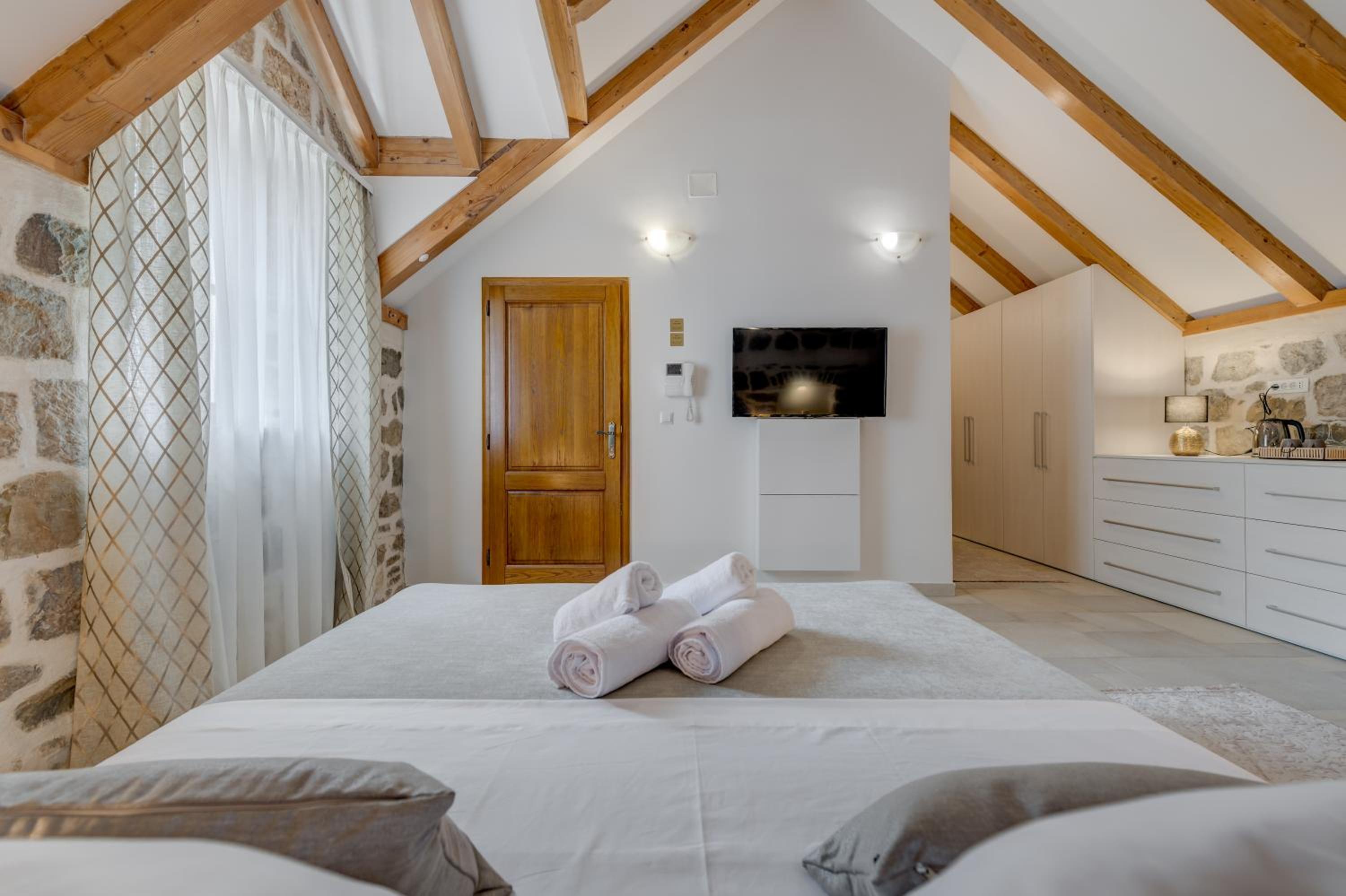 Deluxe Double Room - Photo 9