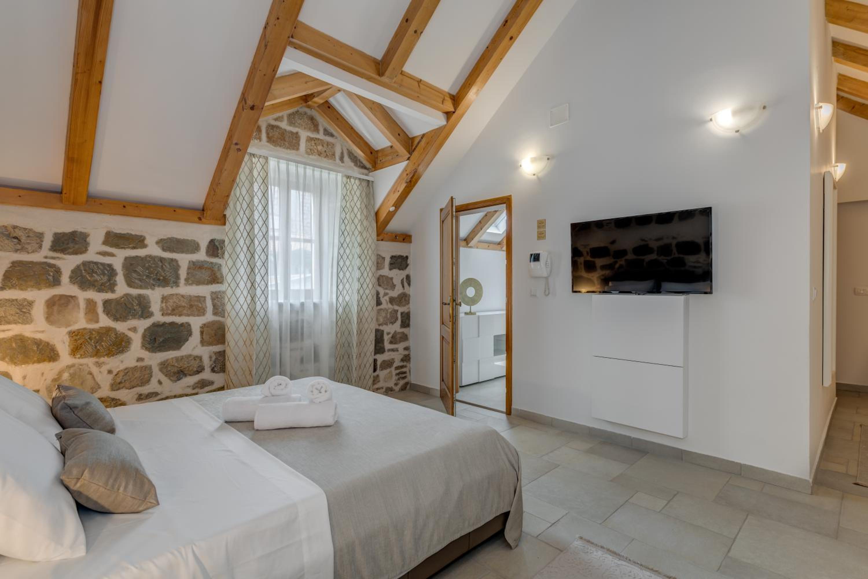 Deluxe Double Room - Photo 11