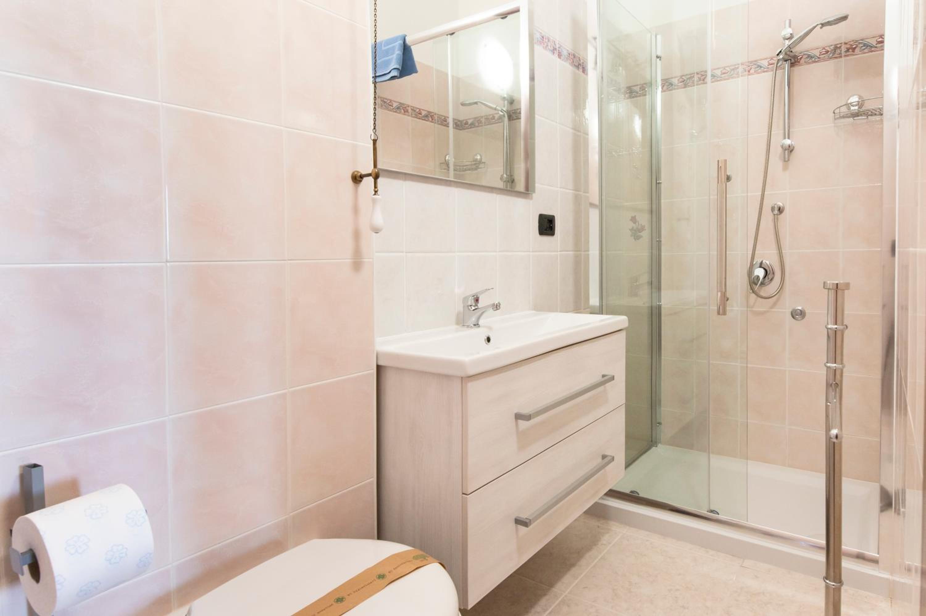 Twin Room with Bathroom - Photo 8