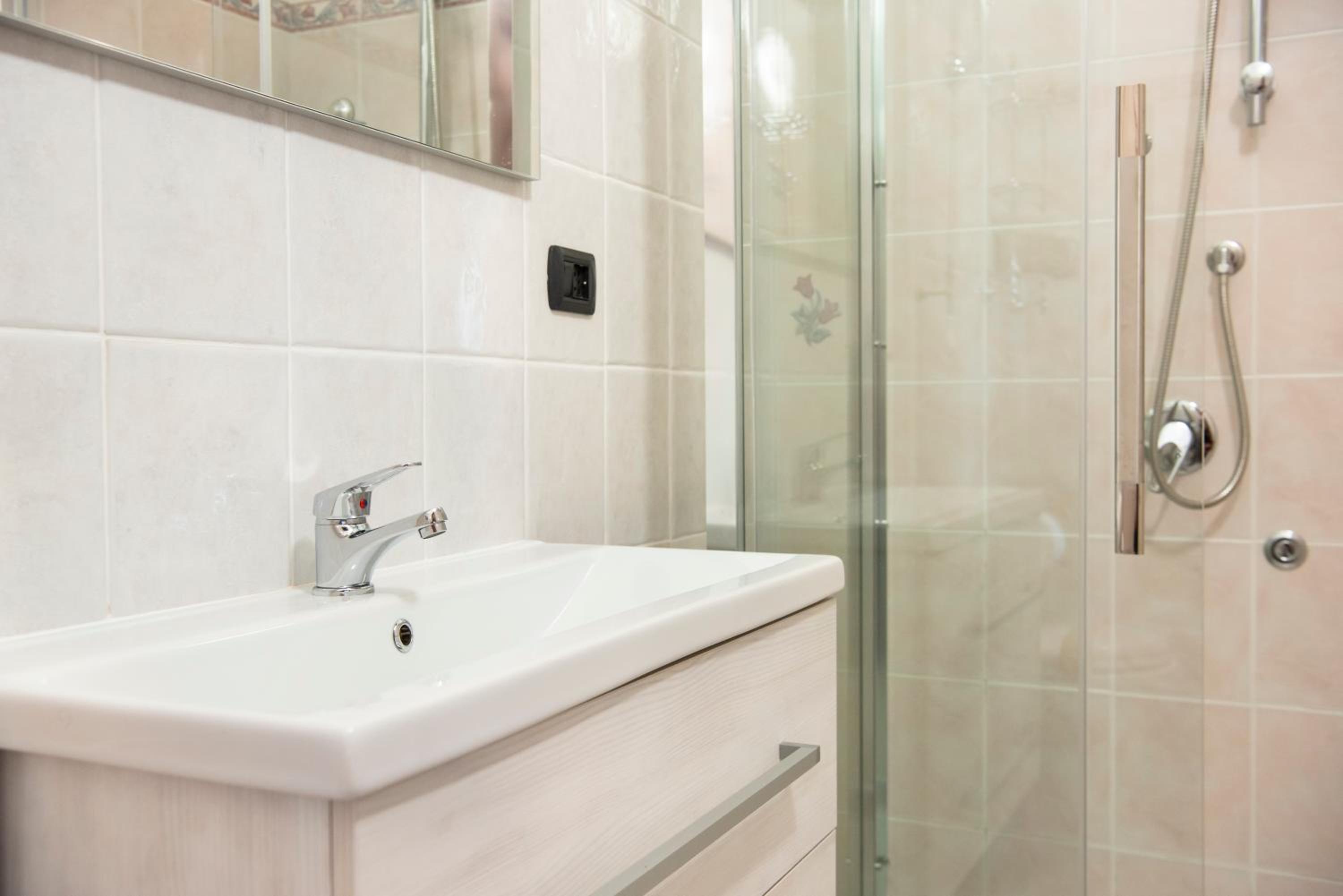 Twin Room with Bathroom - Photo 3