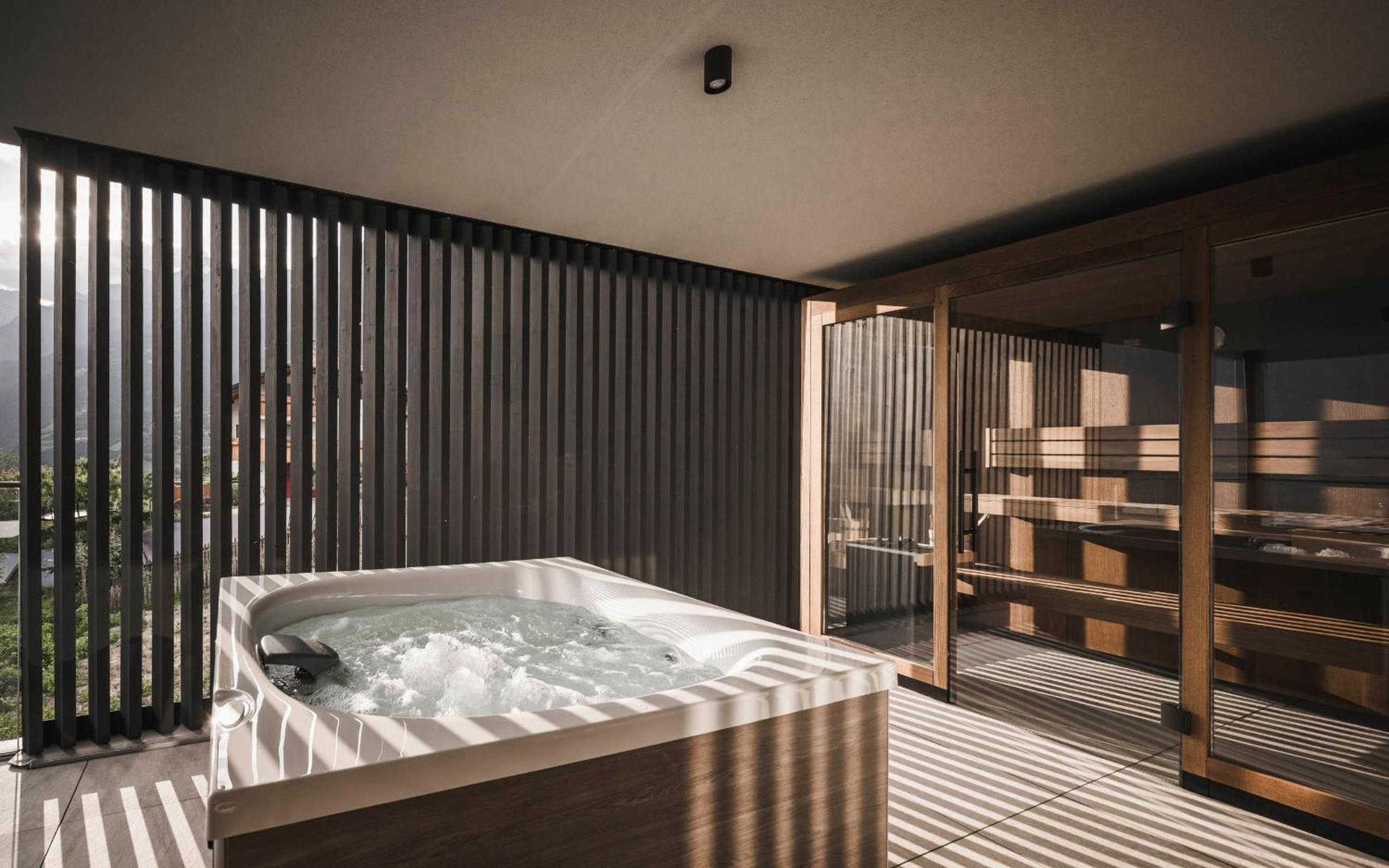 Suite with Private Sauna and Whirlpool (Upper Floor) photo 2