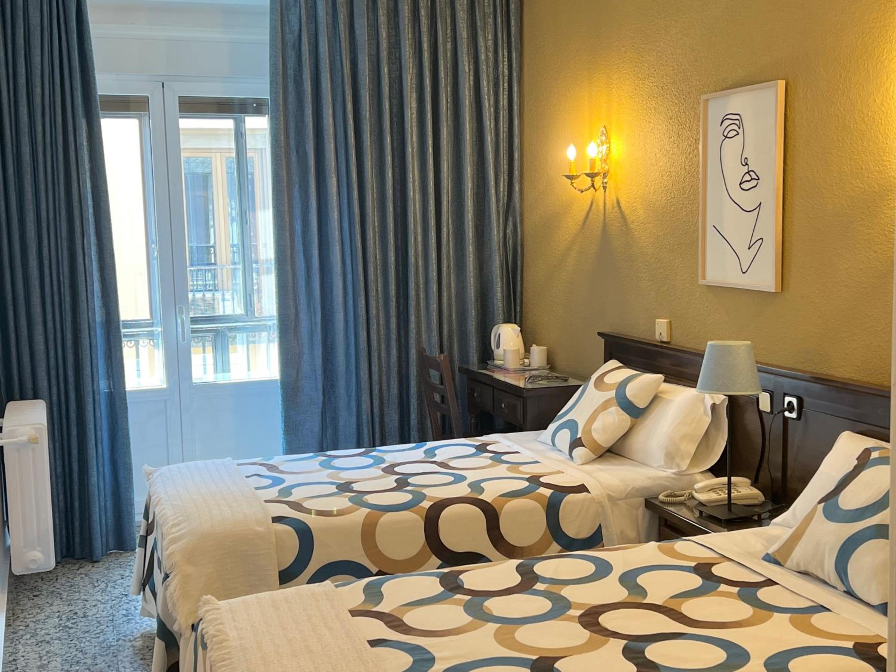 Twin Room with Private Bathroom - Photo 6