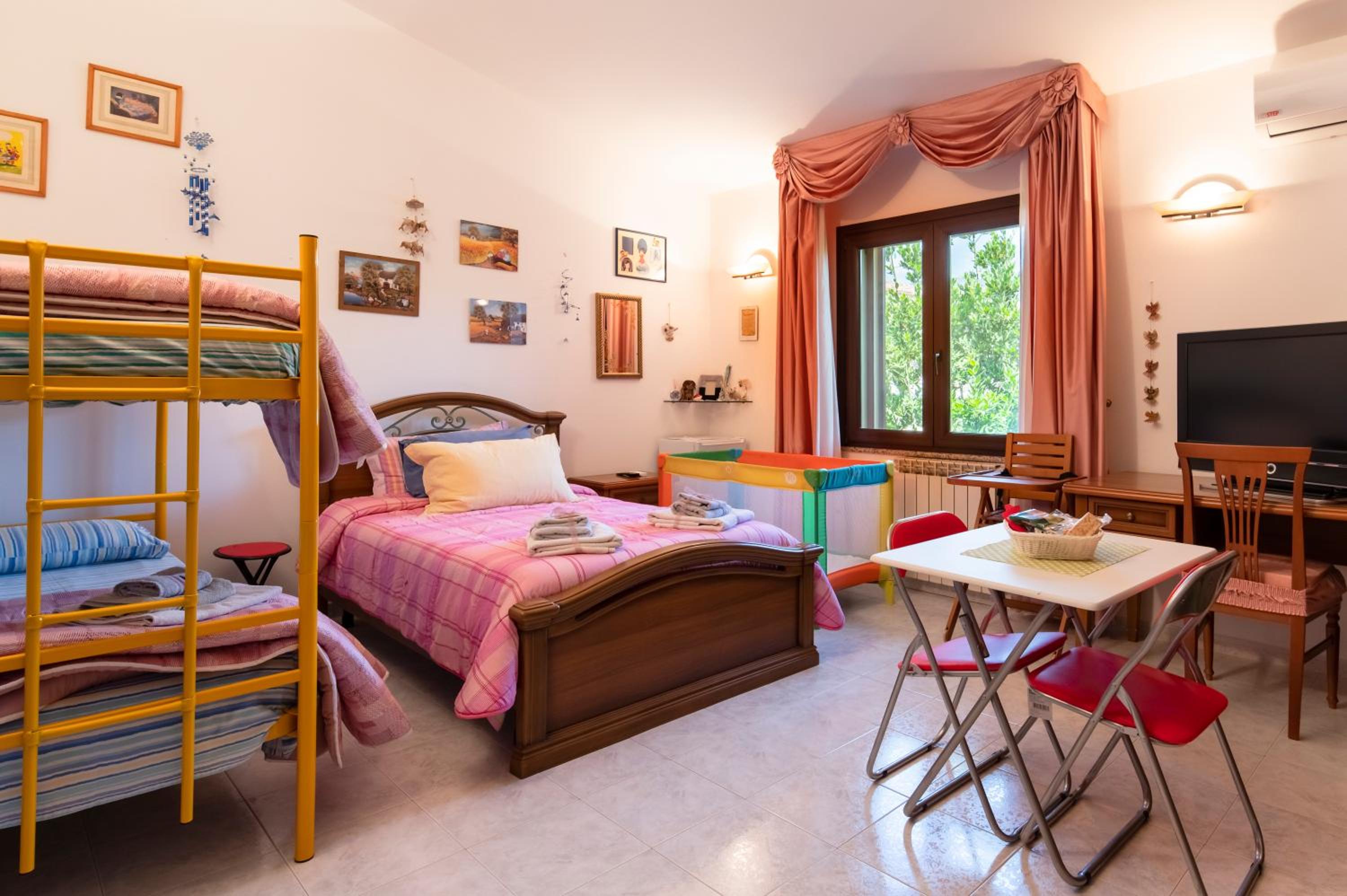 Deluxe Quadruple Room - Photo 1