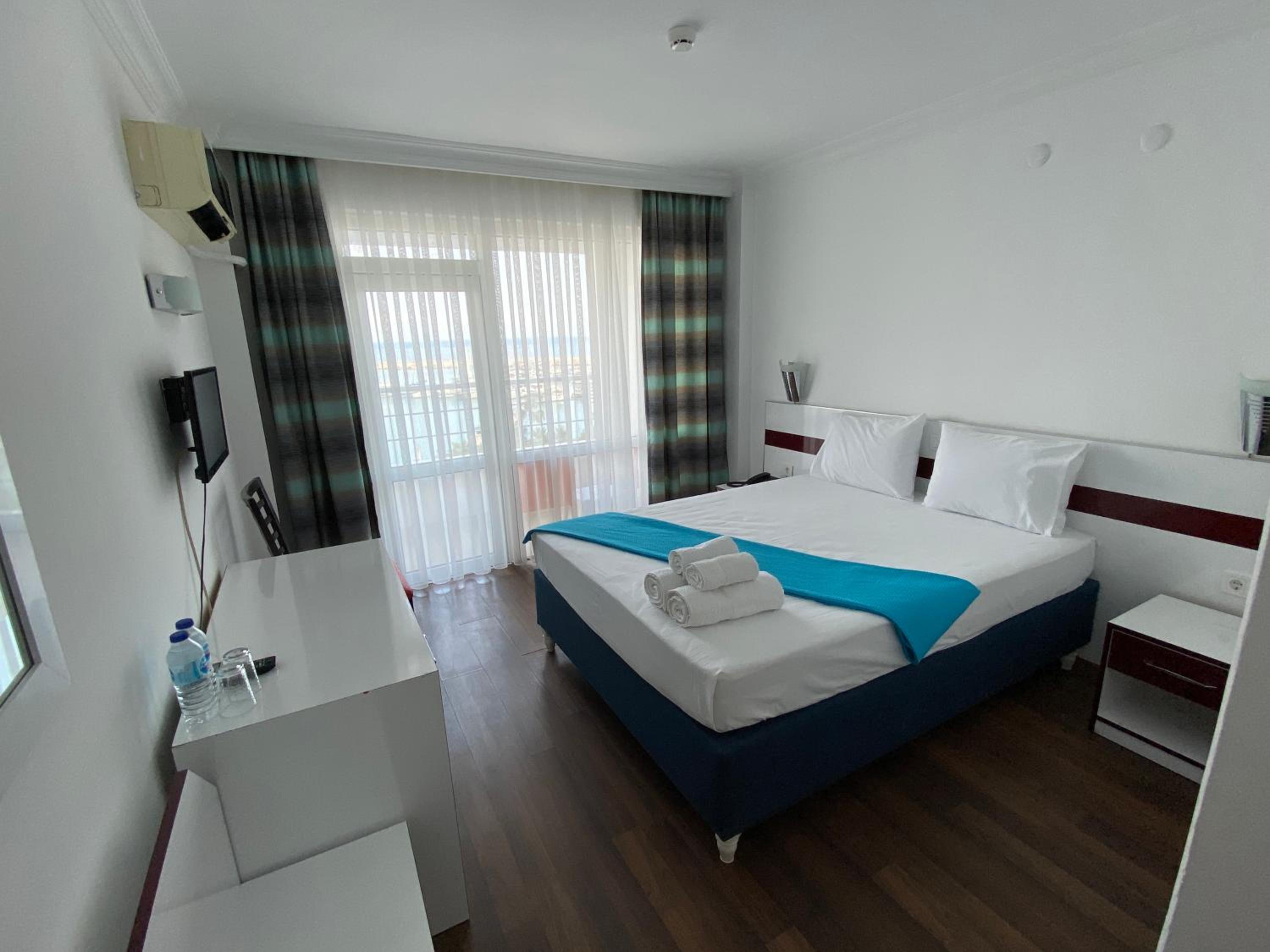 Double Room with Sea View - Photo 9