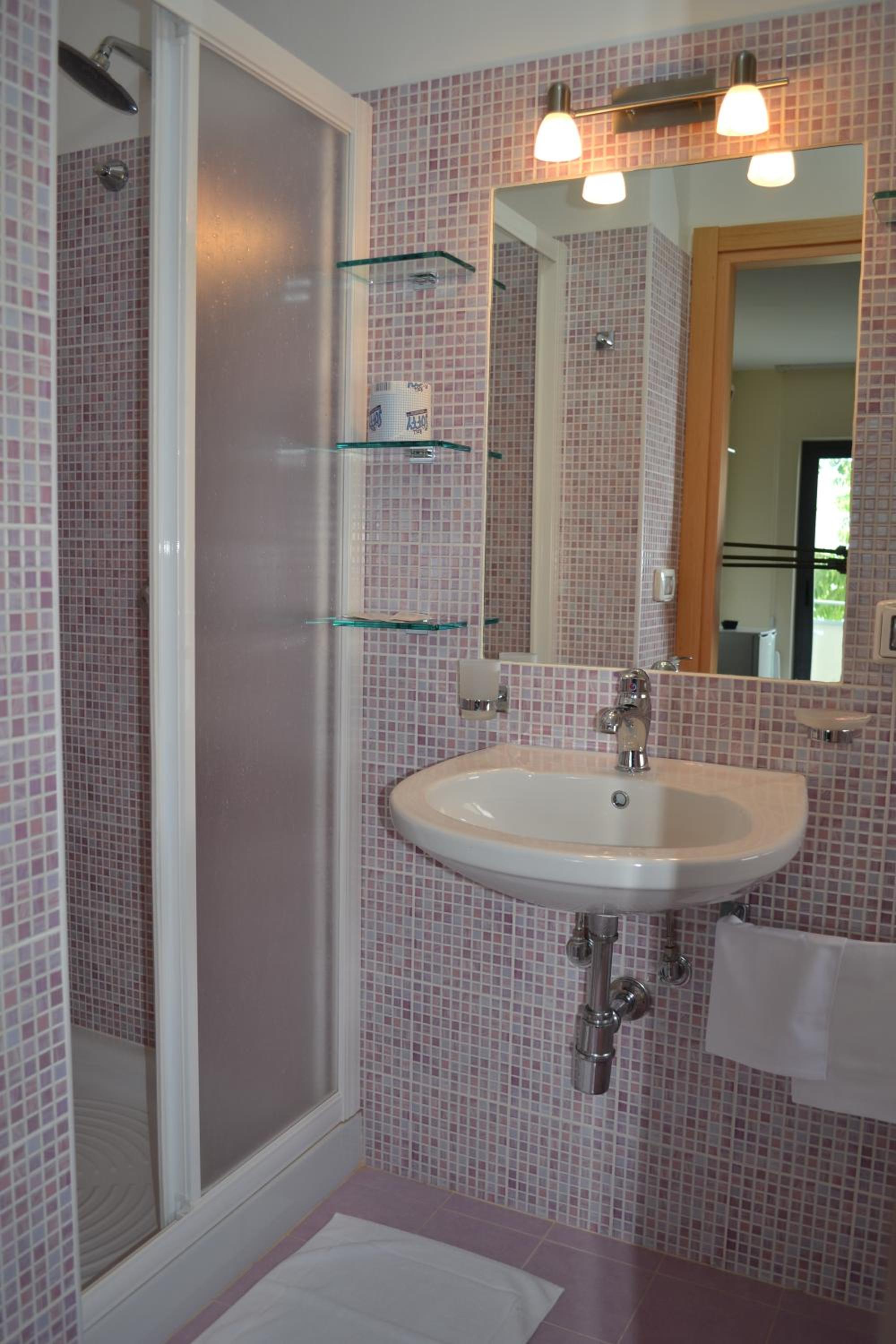 Double or Twin Room with Sea View - Photo 3