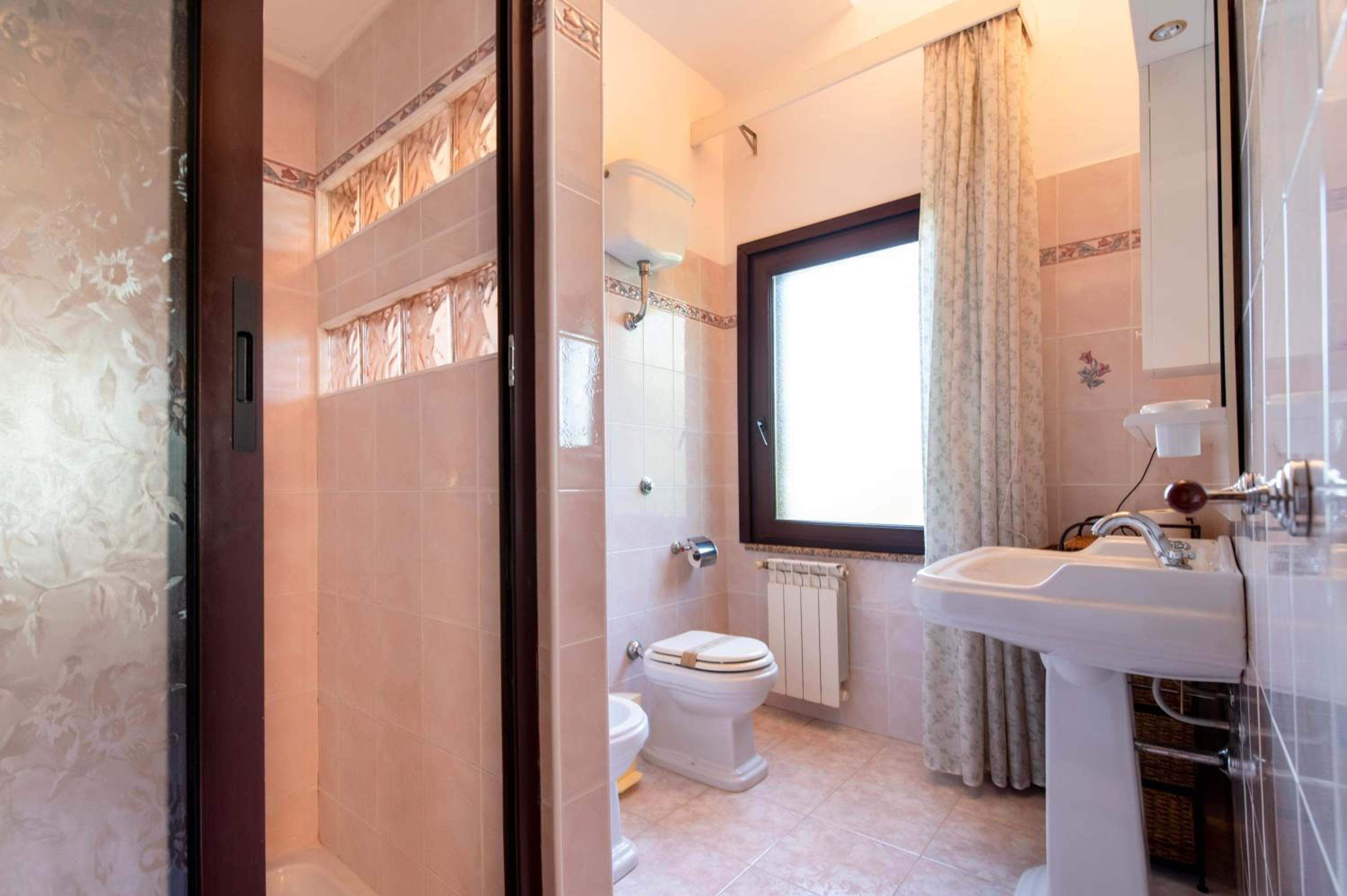 Deluxe Quadruple Room - Photo 14