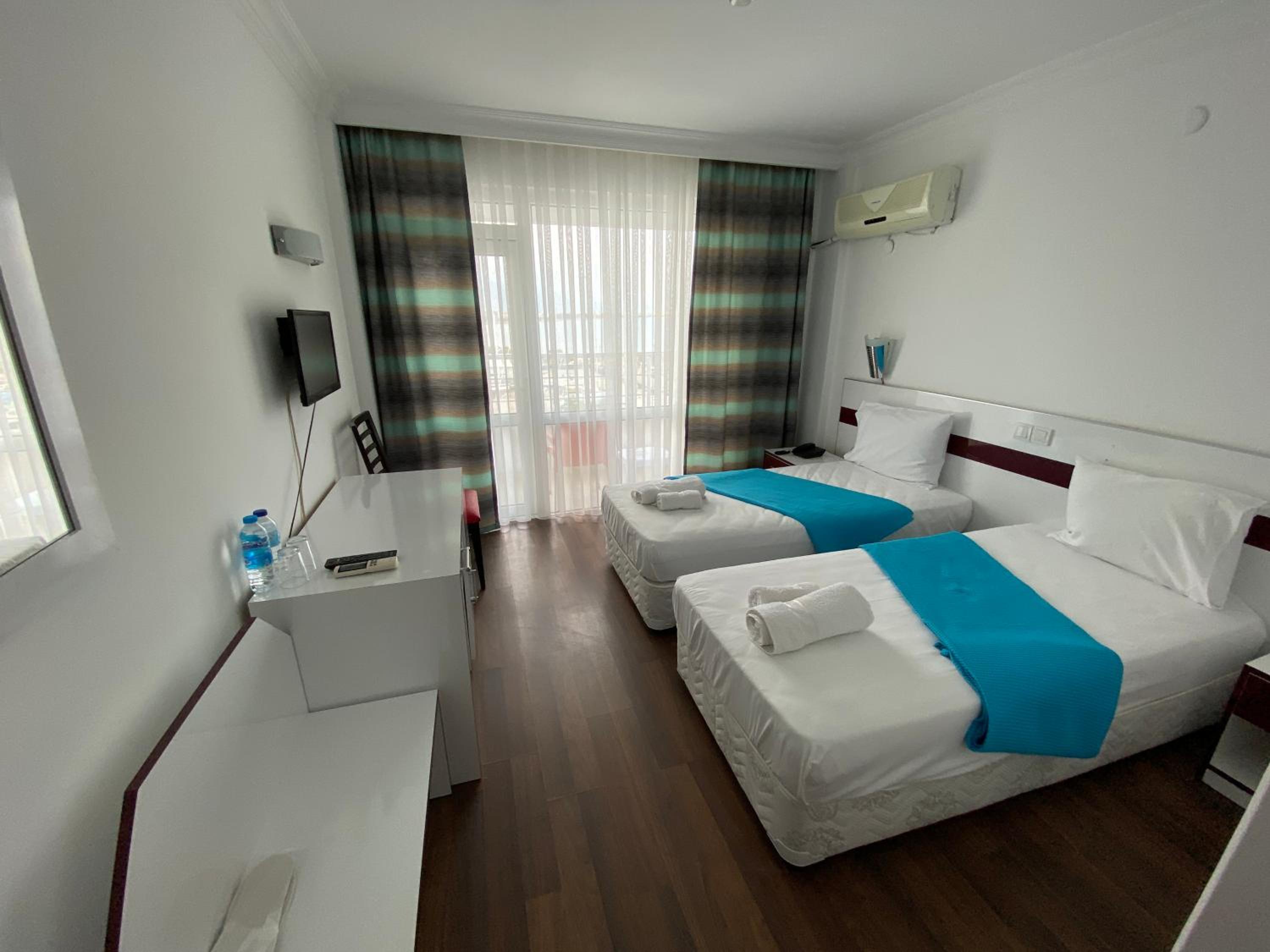 Double Room with Sea View - Photo 3