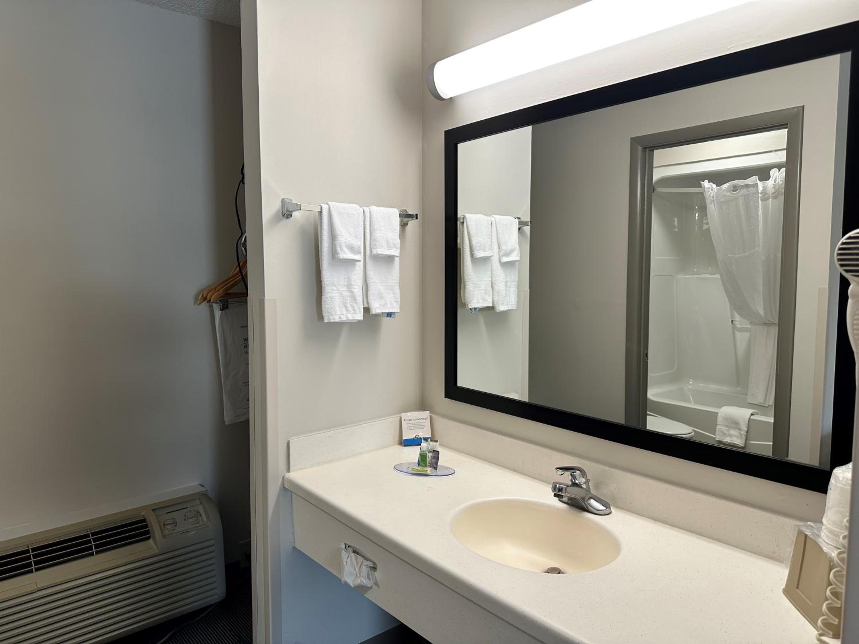 Double Room with Two Double Beds - Non-Smoking - Photo 2