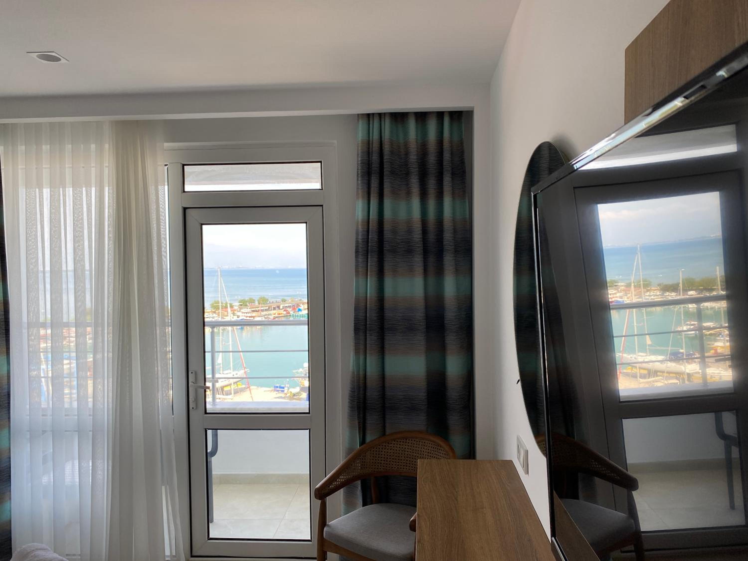 Deluxe Double Room with Sea View - Photo 12