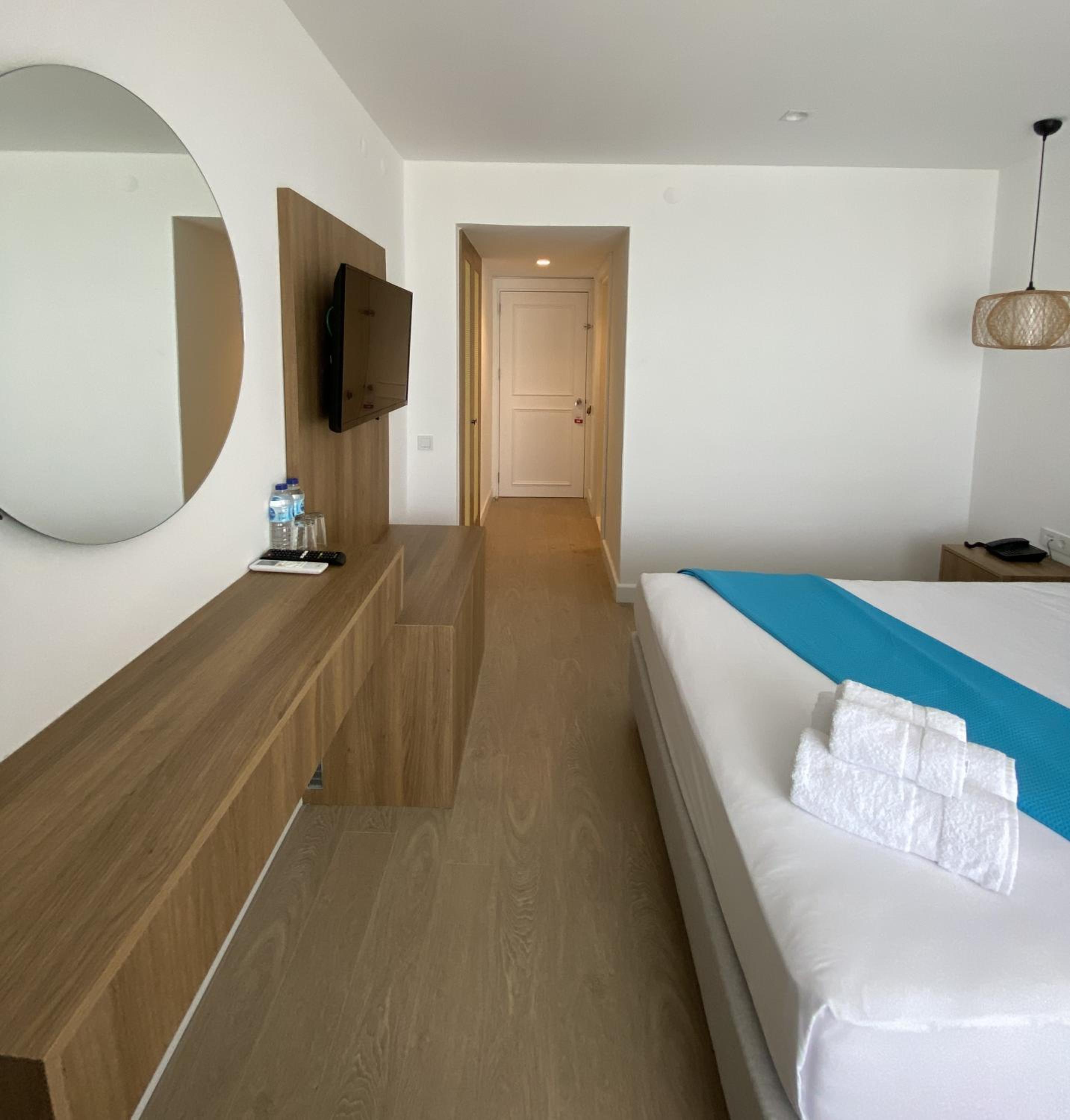 Deluxe Double Room with Sea View - Photo 3