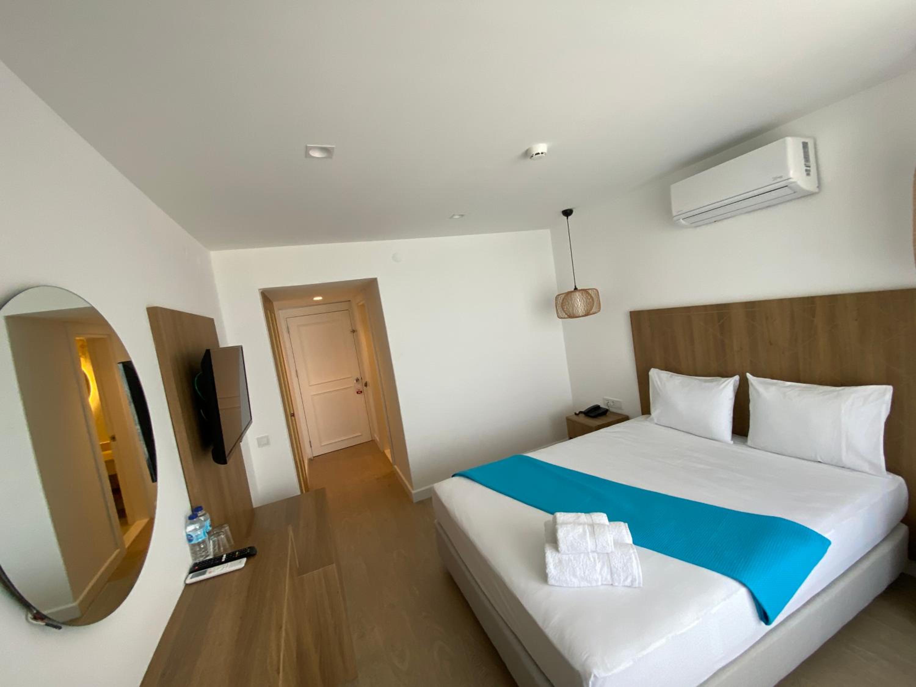 Deluxe Double Room with Sea View - Photo 4