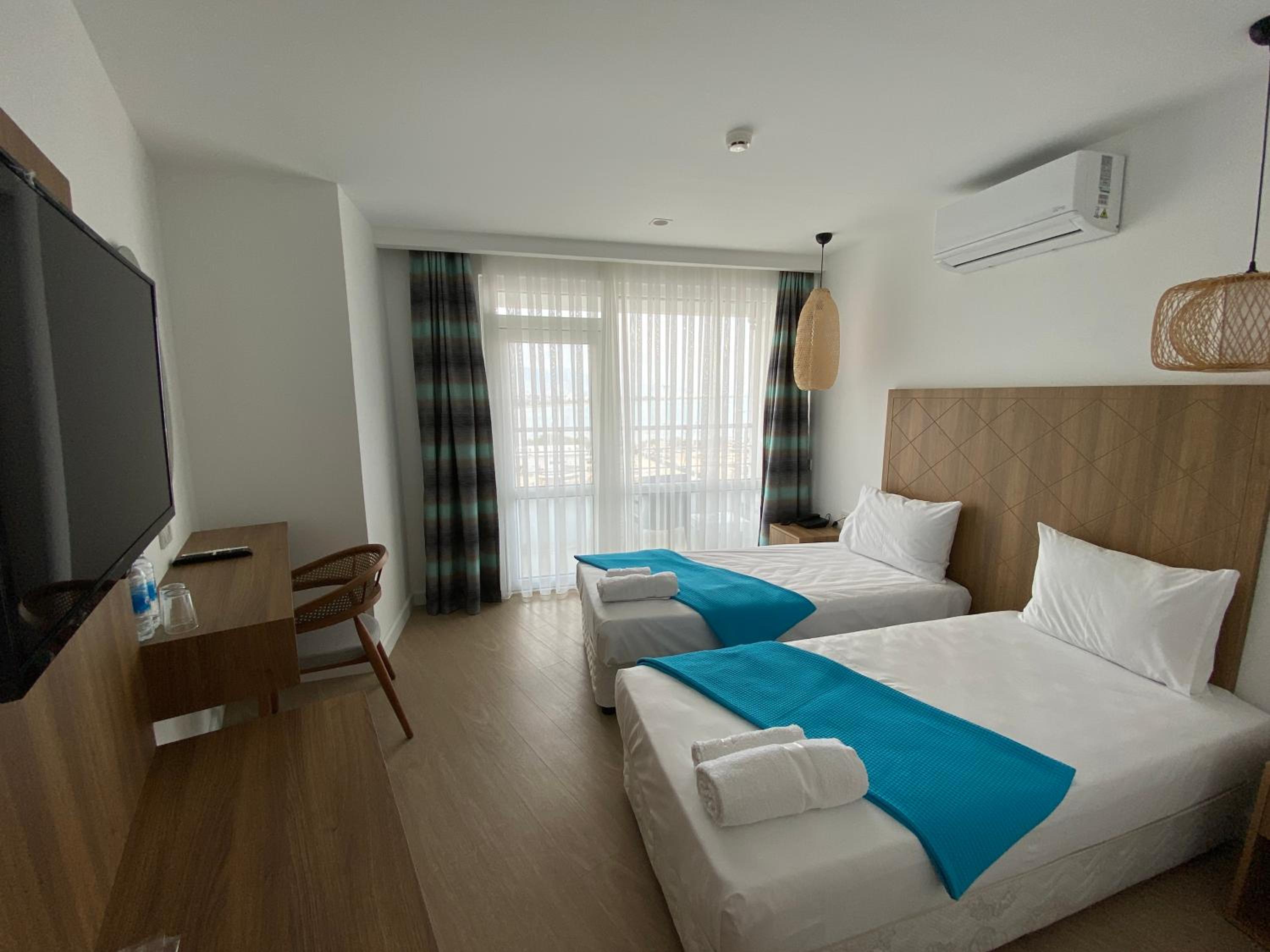 Deluxe Double Room with Sea View - Photo 8