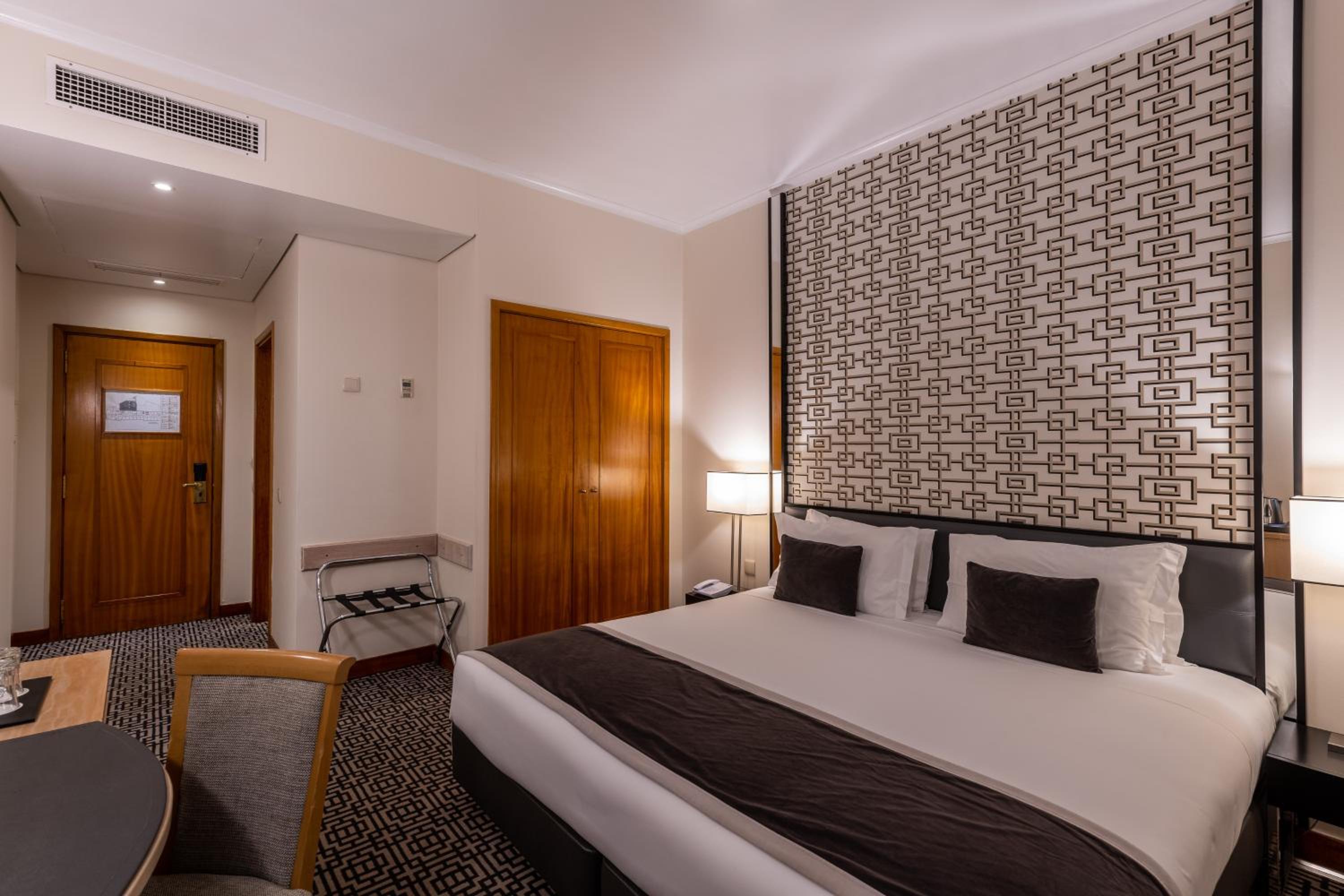 Superior Double or Twin Room with City View - Photo 1