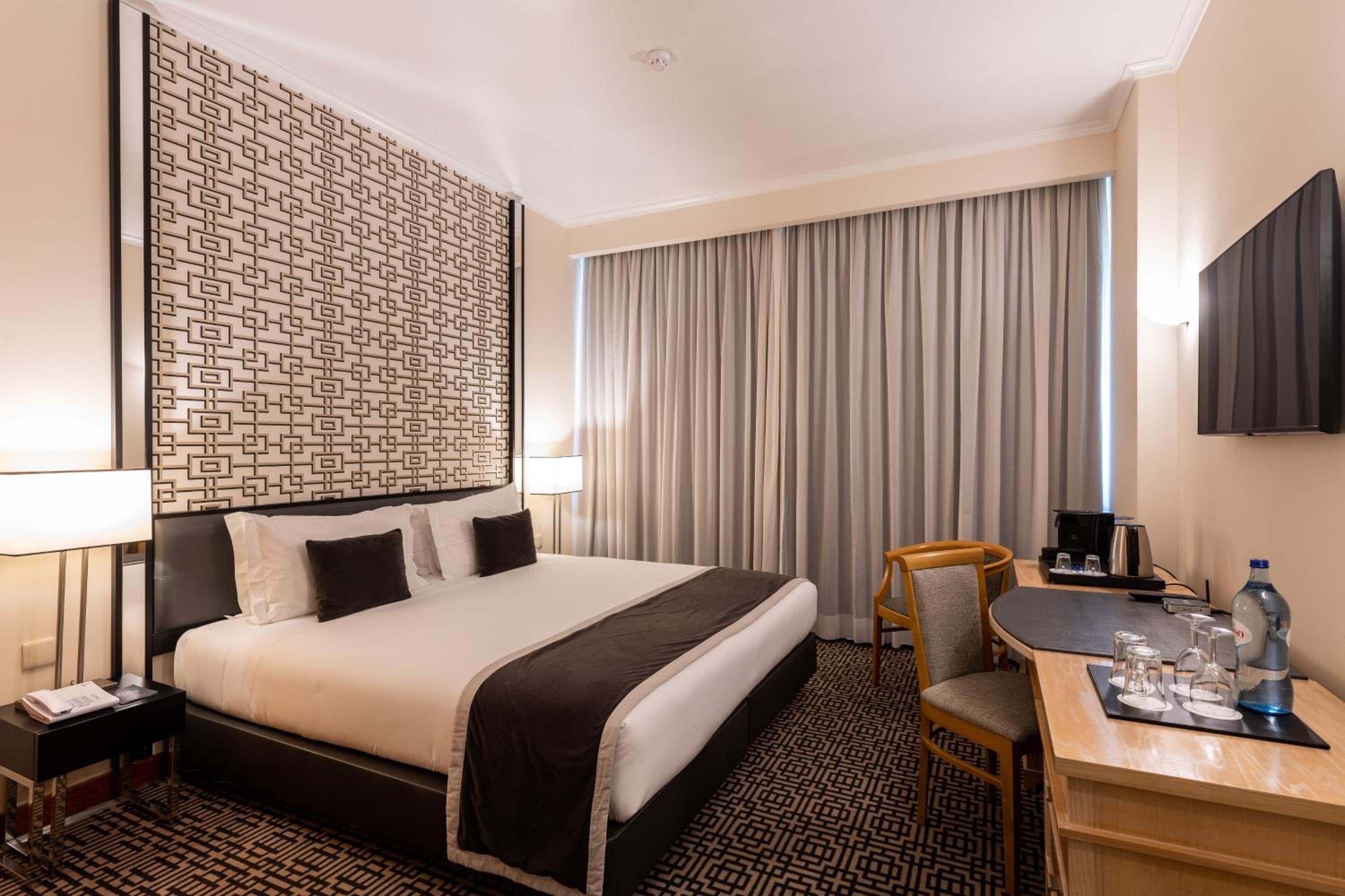 Superior Double or Twin Room with City View - Photo 2