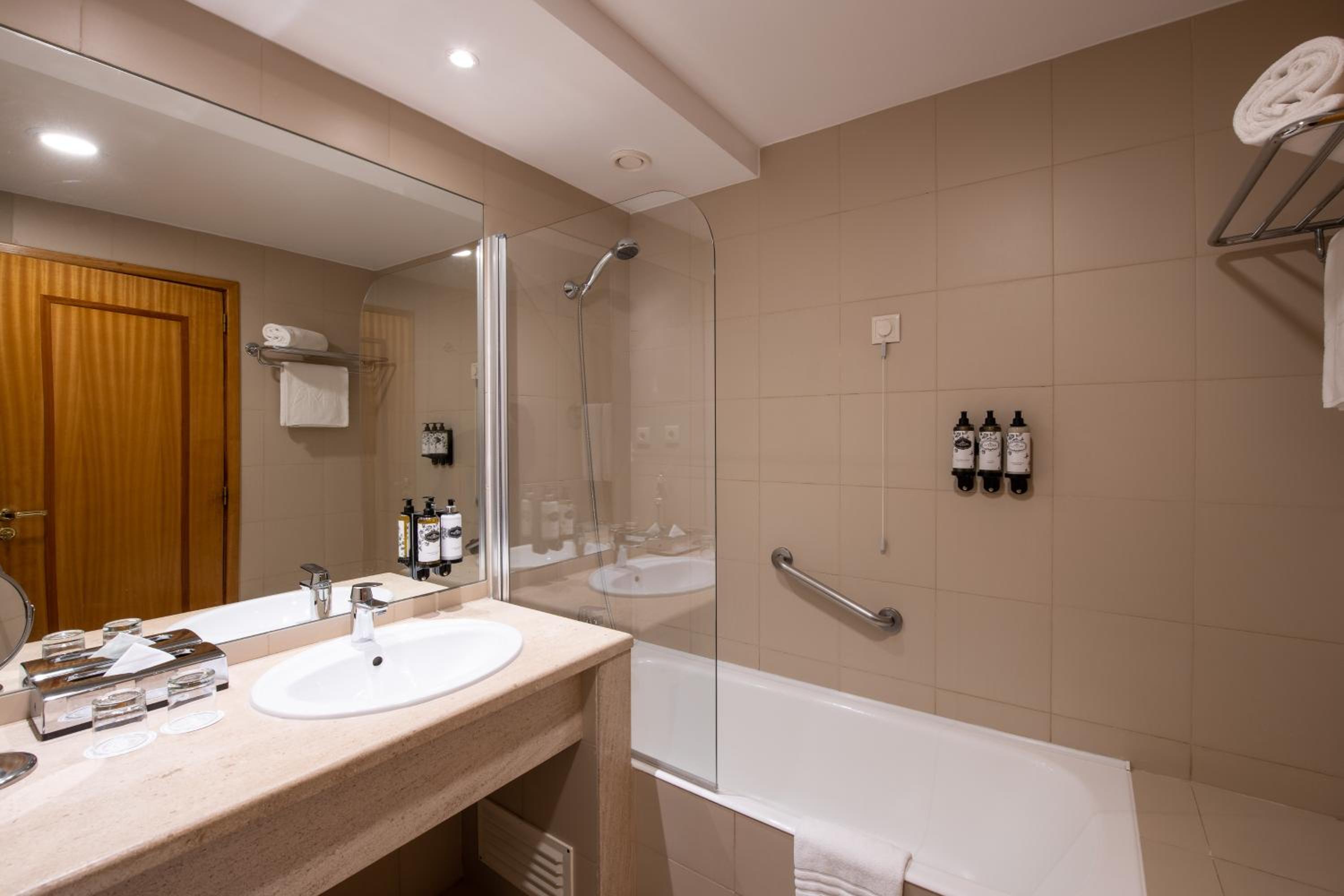 Superior Double or Twin Room with City View - Photo 3