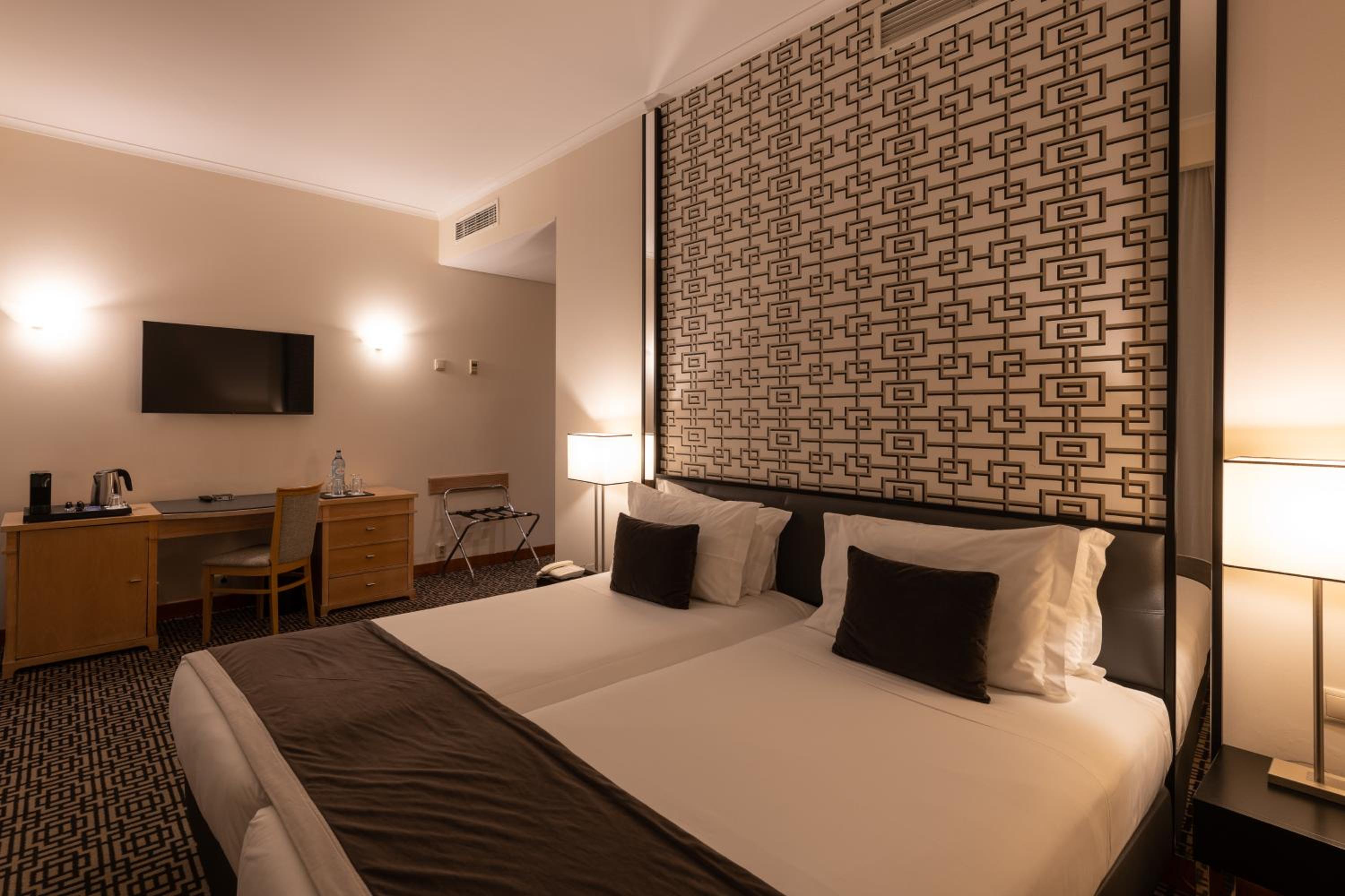 Deluxe Double or Twin Room with Balcony - Photo 1