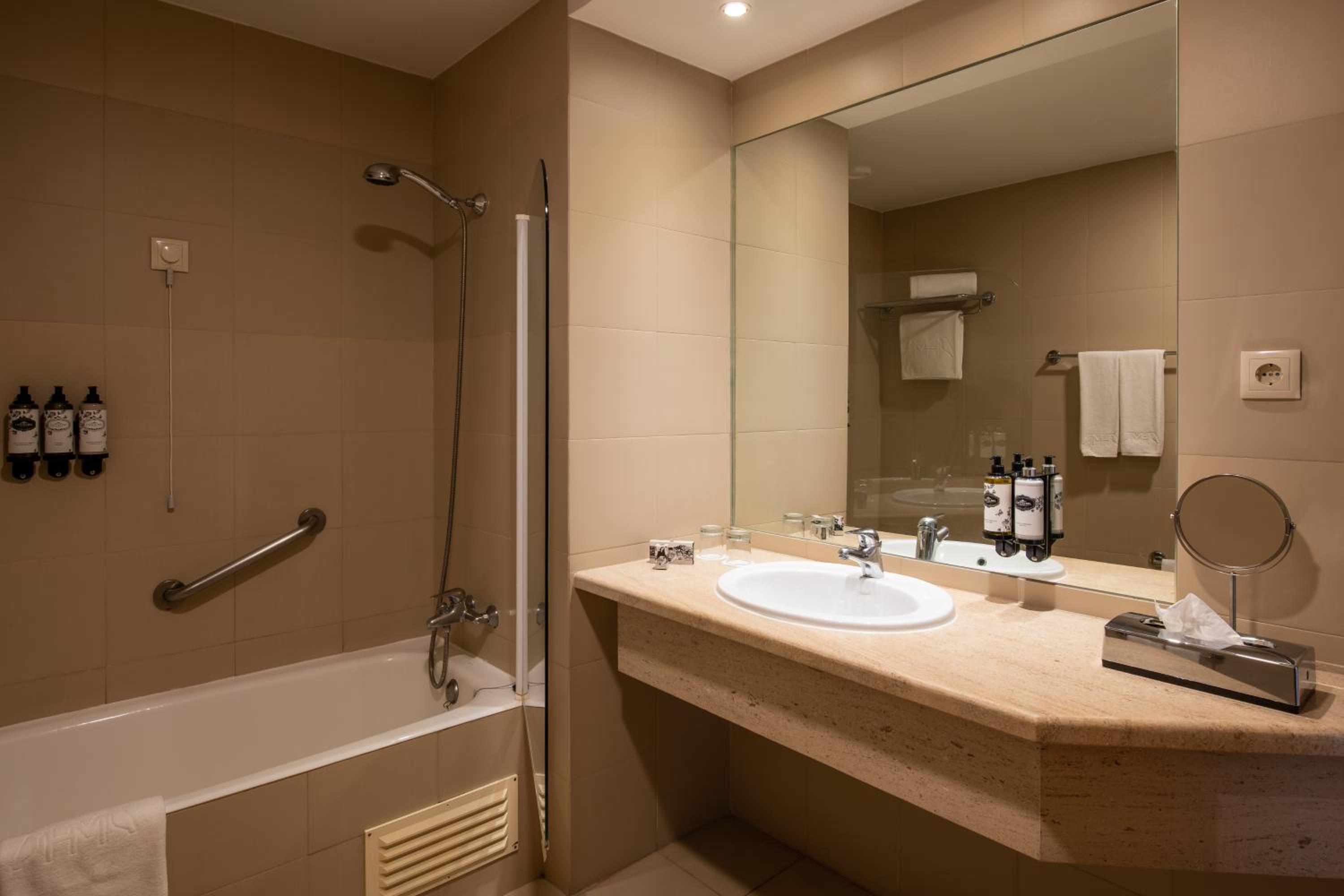 Deluxe Double or Twin Room with Balcony - Photo 2