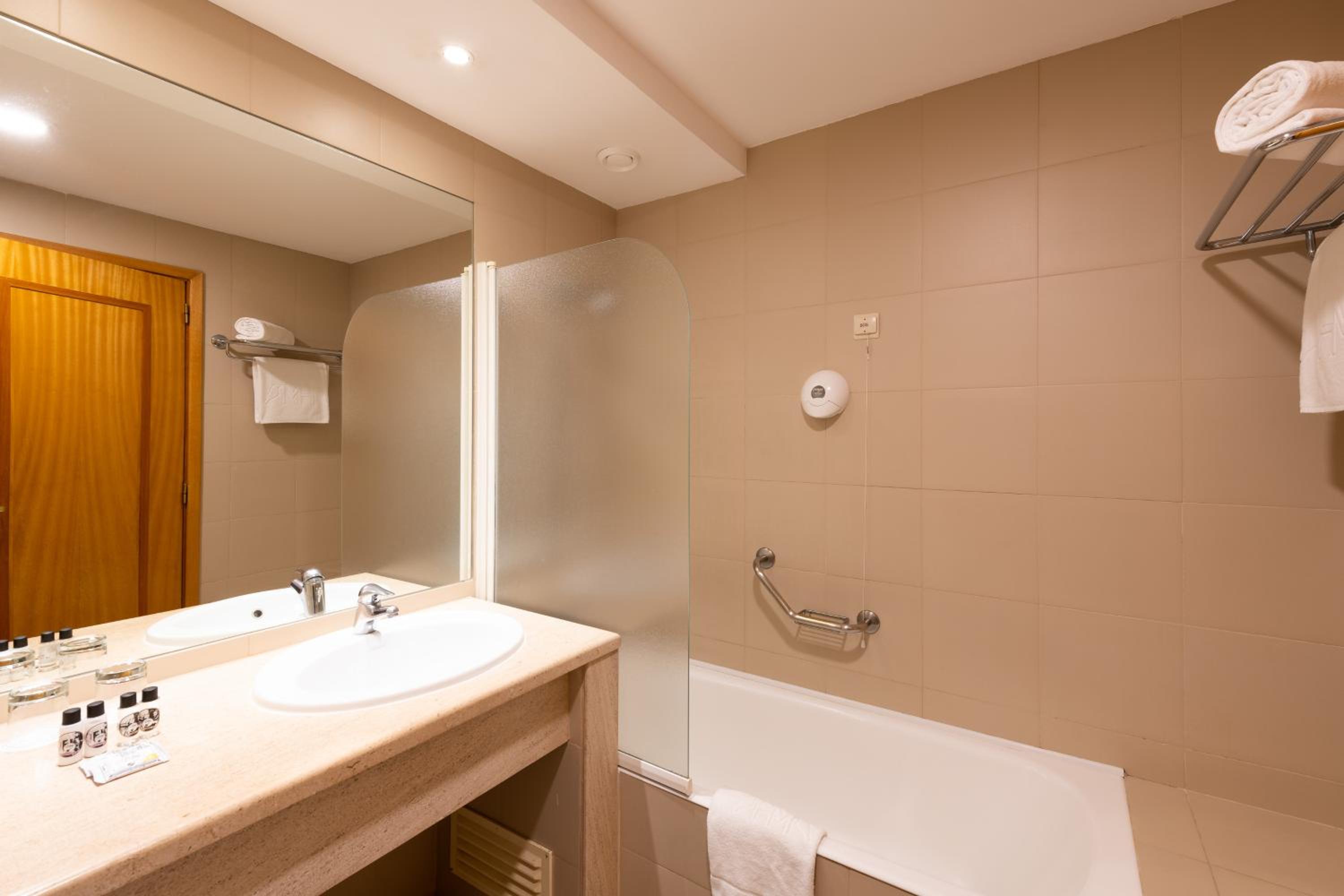 Double or Twin Room - Photo 4