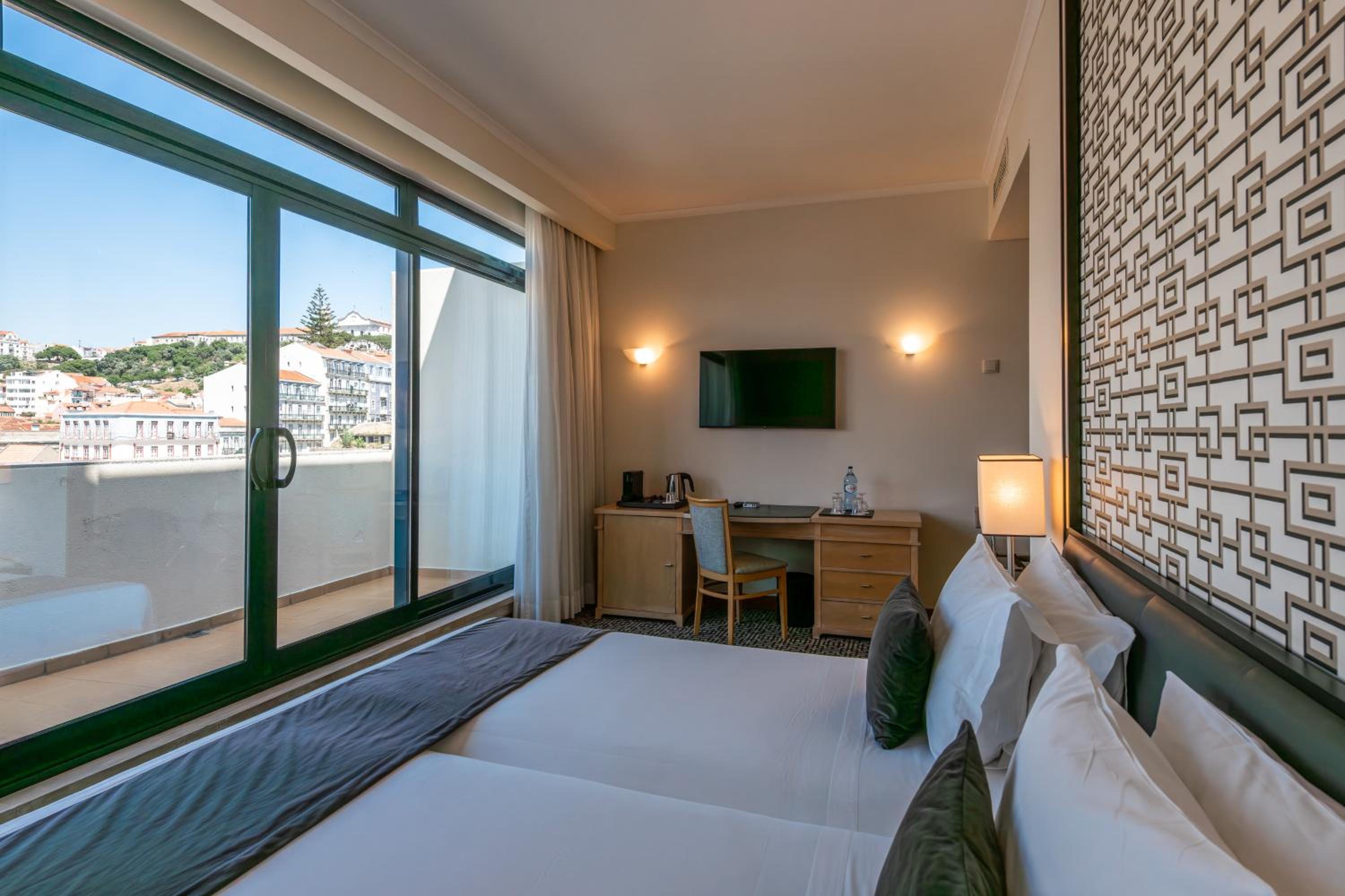 Deluxe Double or Twin Room with Balcony - Photo 3