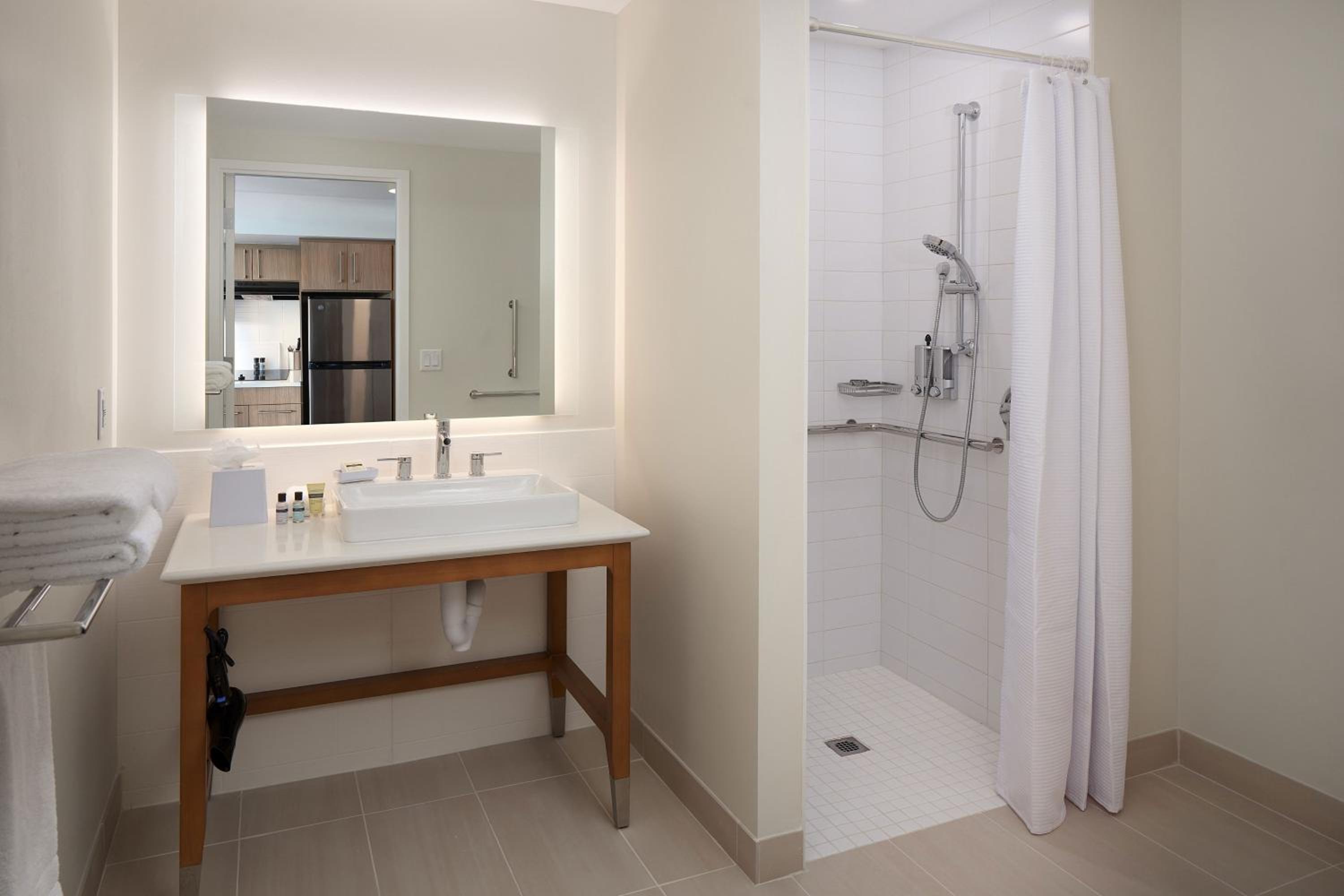 Queen Studio with Sofa Bed and Roll-in Shower - Mobility and Hearing Accessible