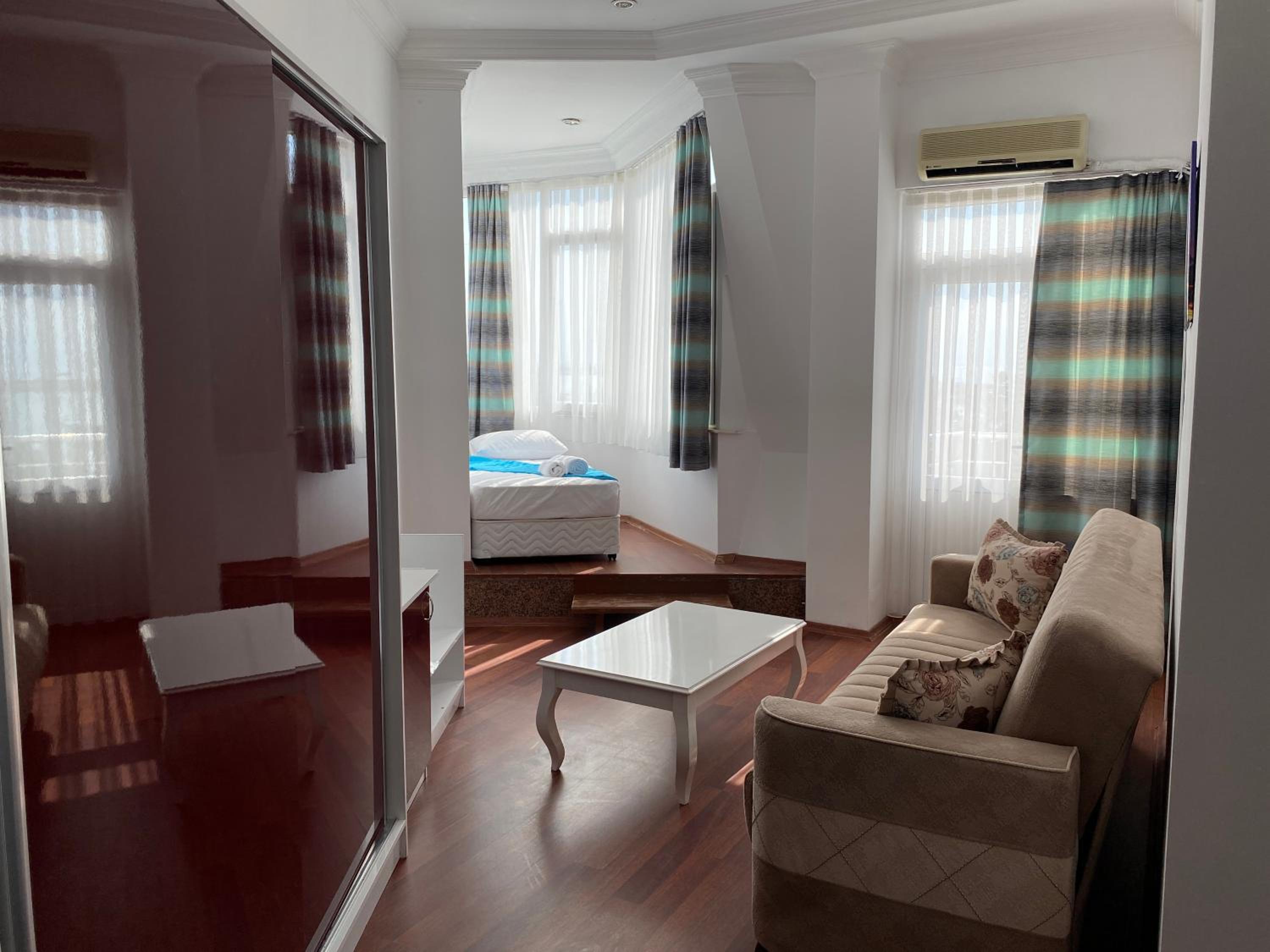 Suite with Sea View - Photo 11