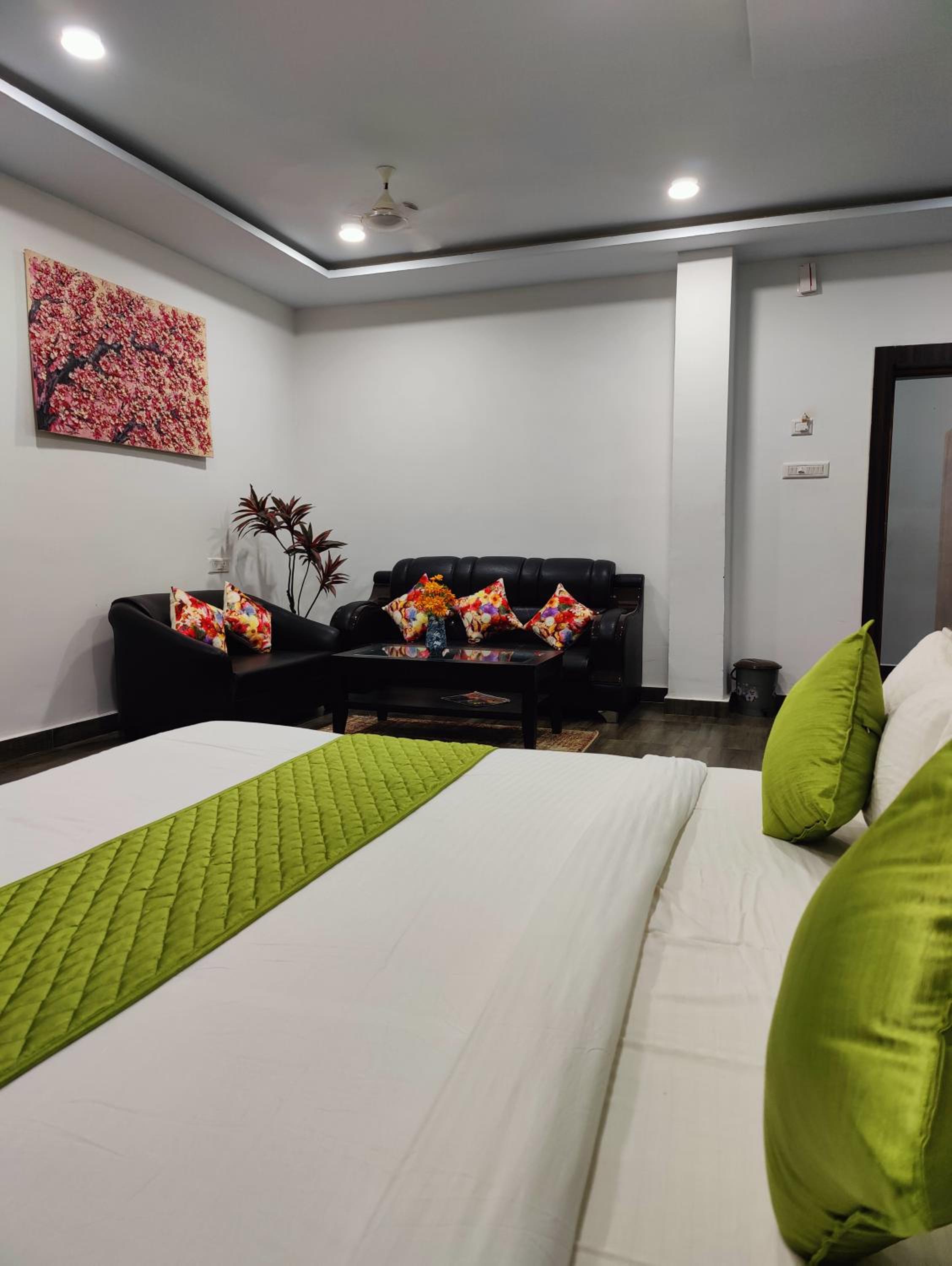Executive Suite - Photo 2