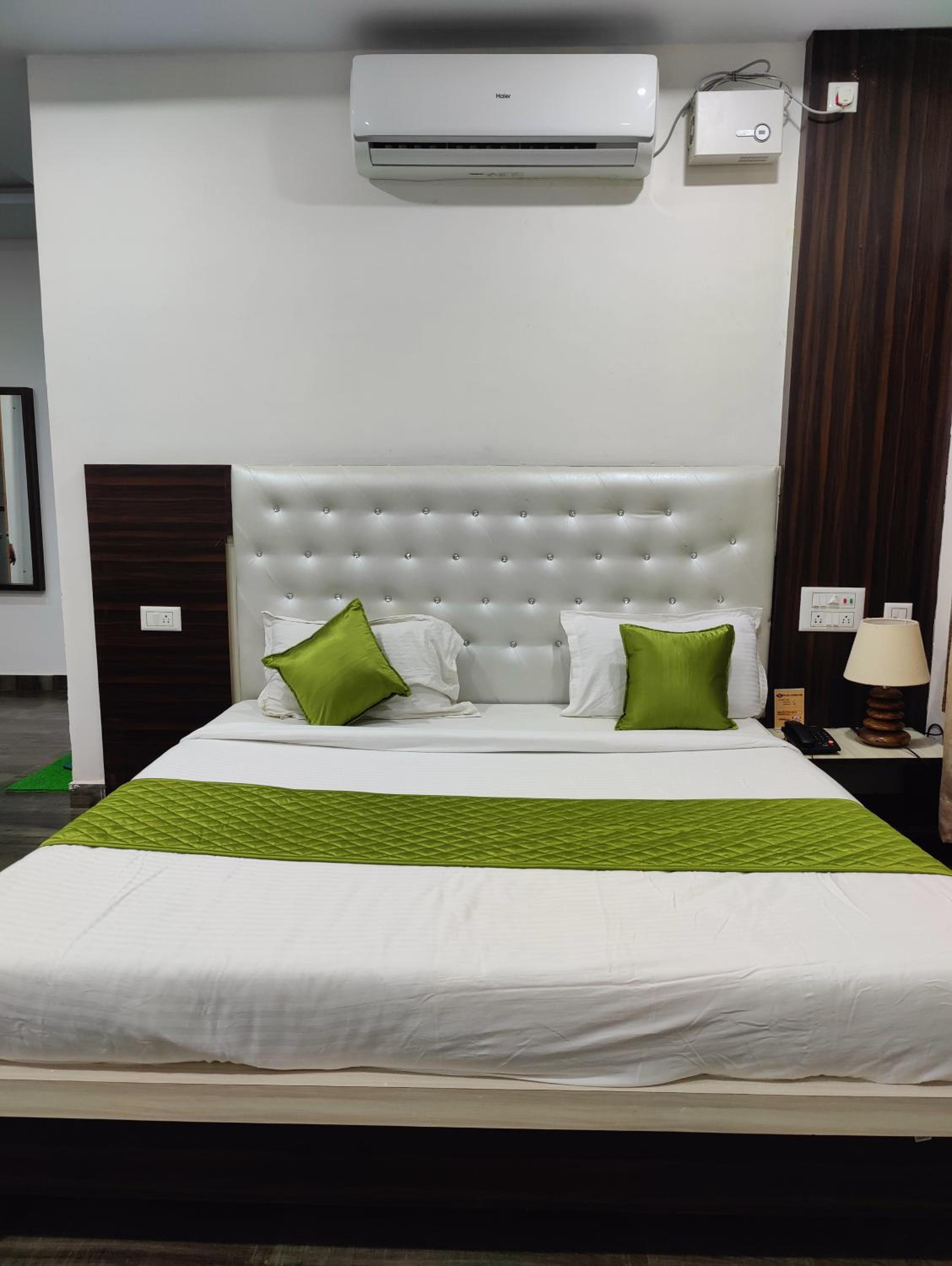 Executive Suite - Photo 5