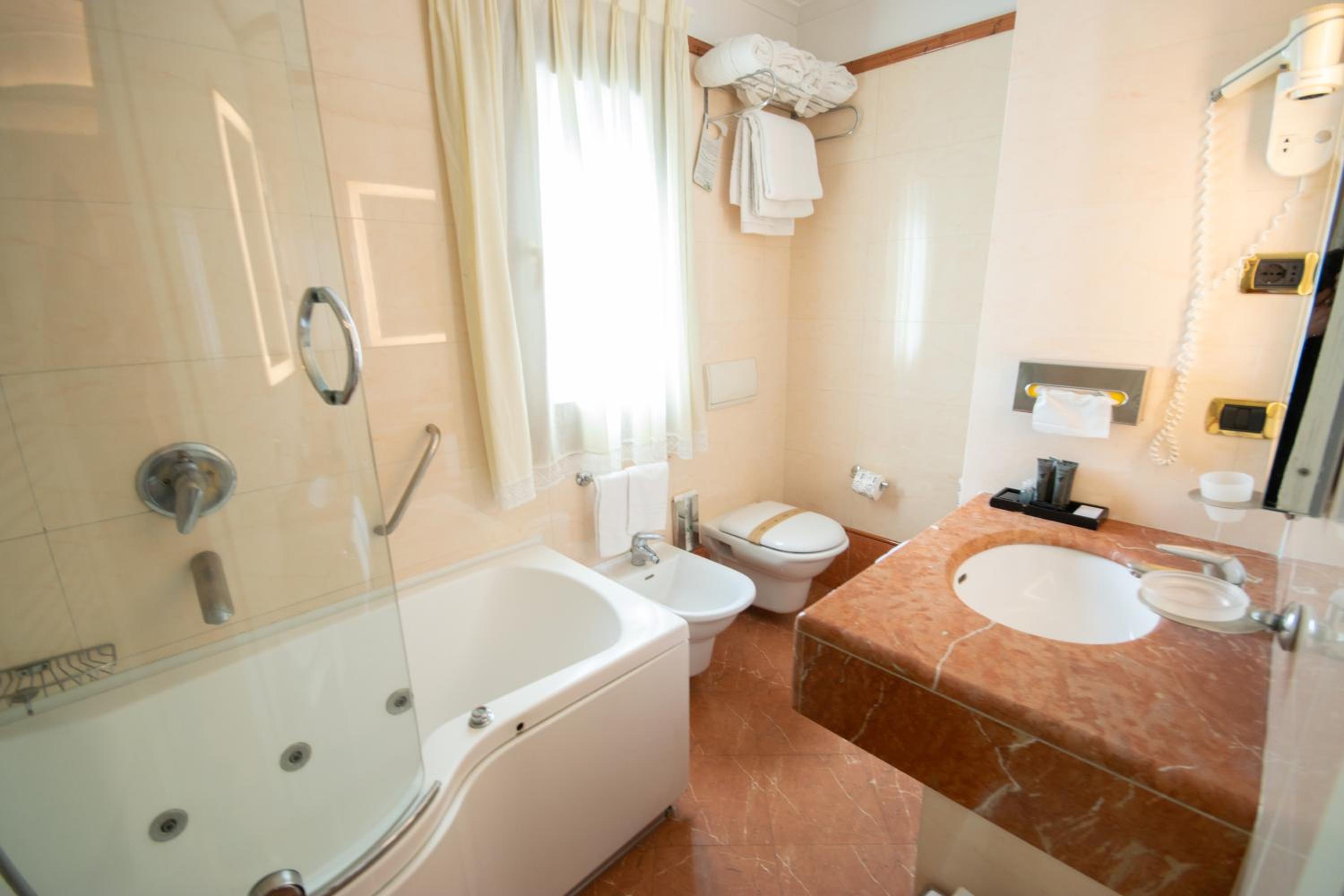 Double Room - Photo 9