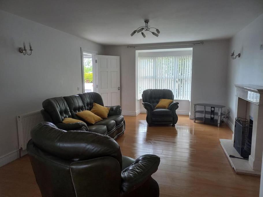 Five-Bedroom House photo 1