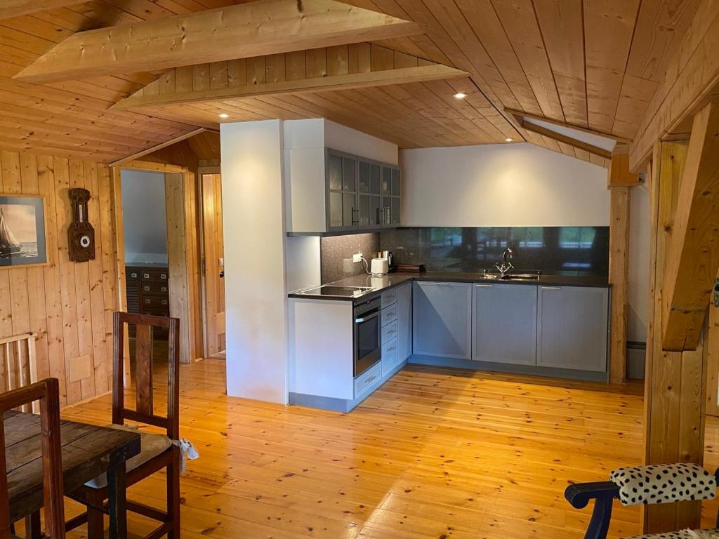 Apartment with Mountain View photo 3