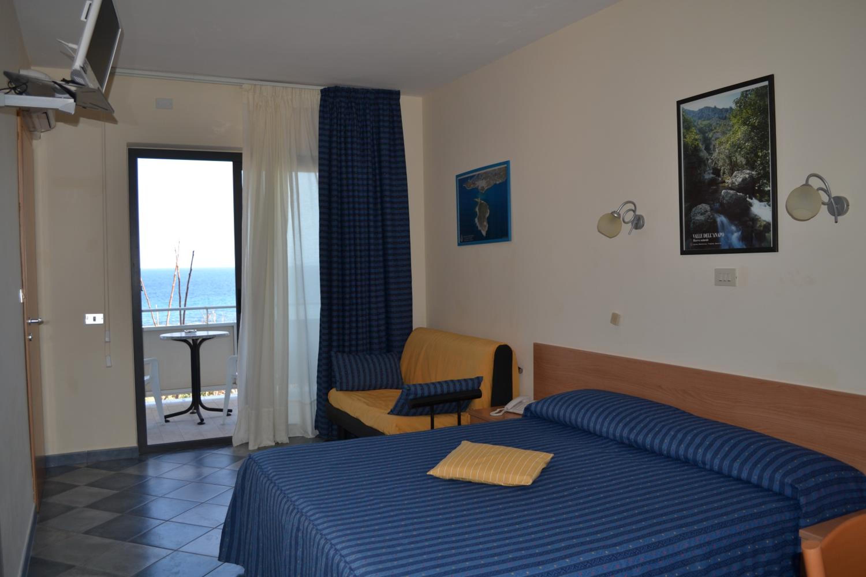 Double or Twin Room with Sea View - Photo 5