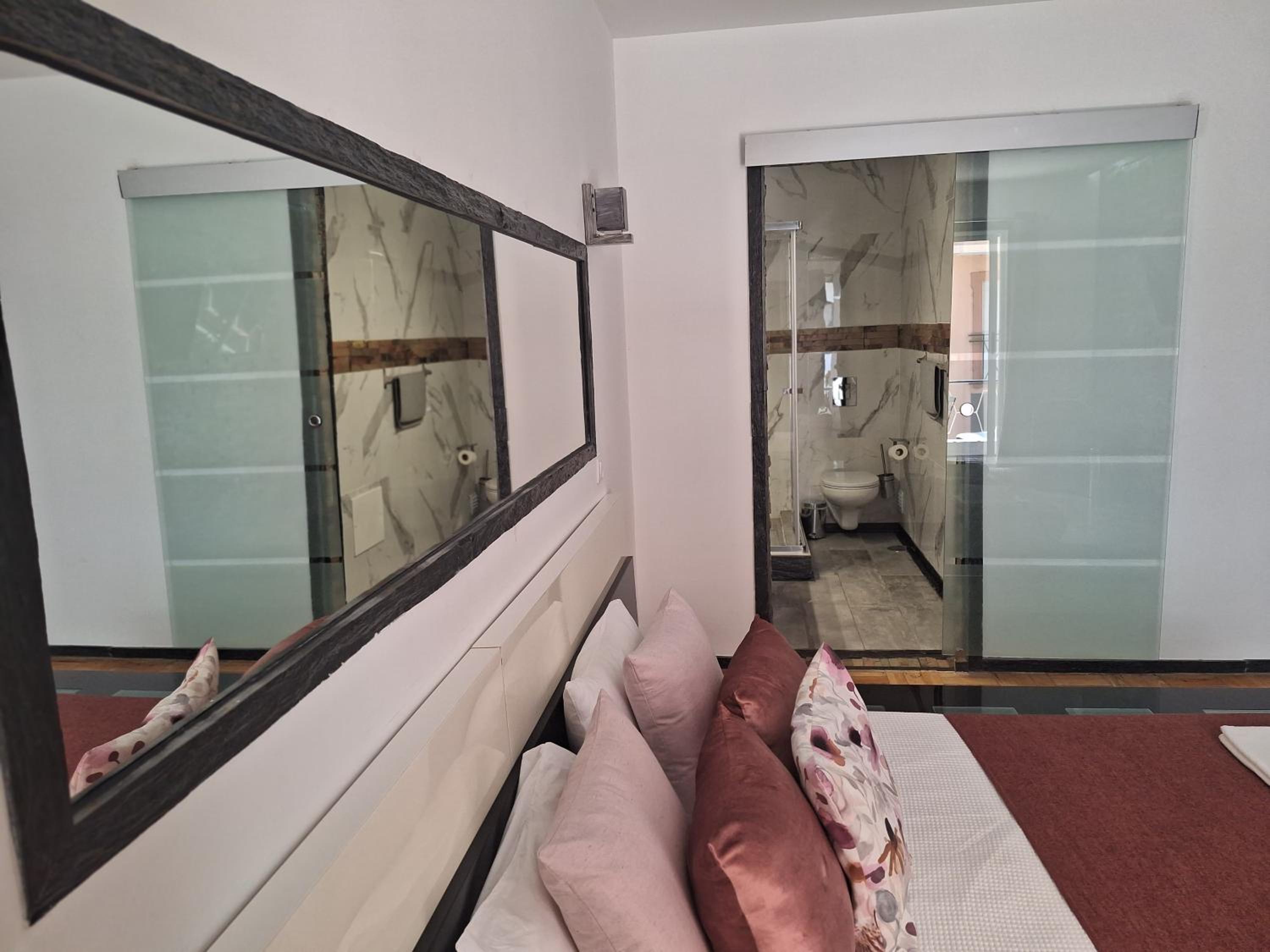 Deluxe Suite - Photo 8