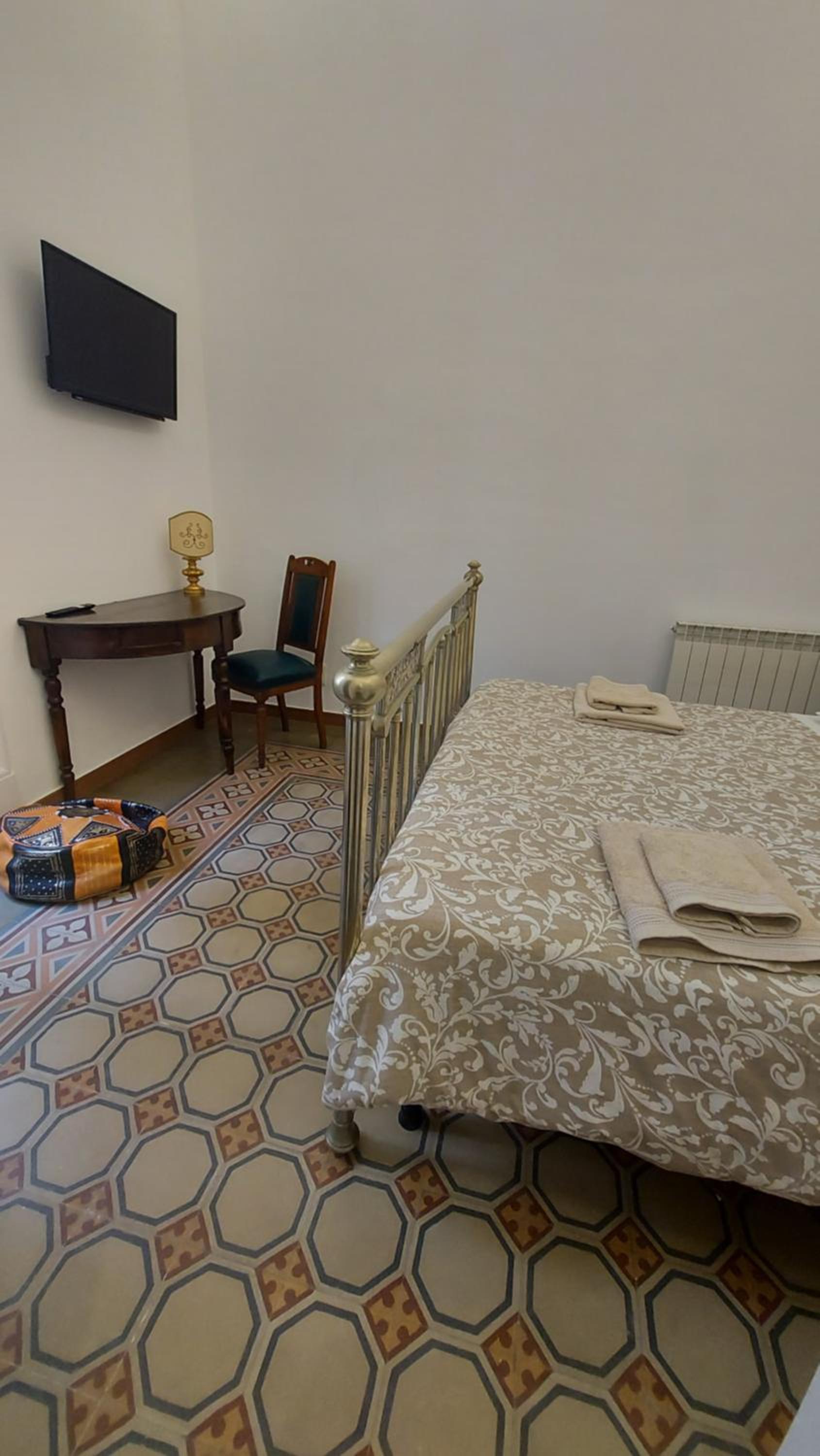 One-Bedroom Apartment - Photo 2