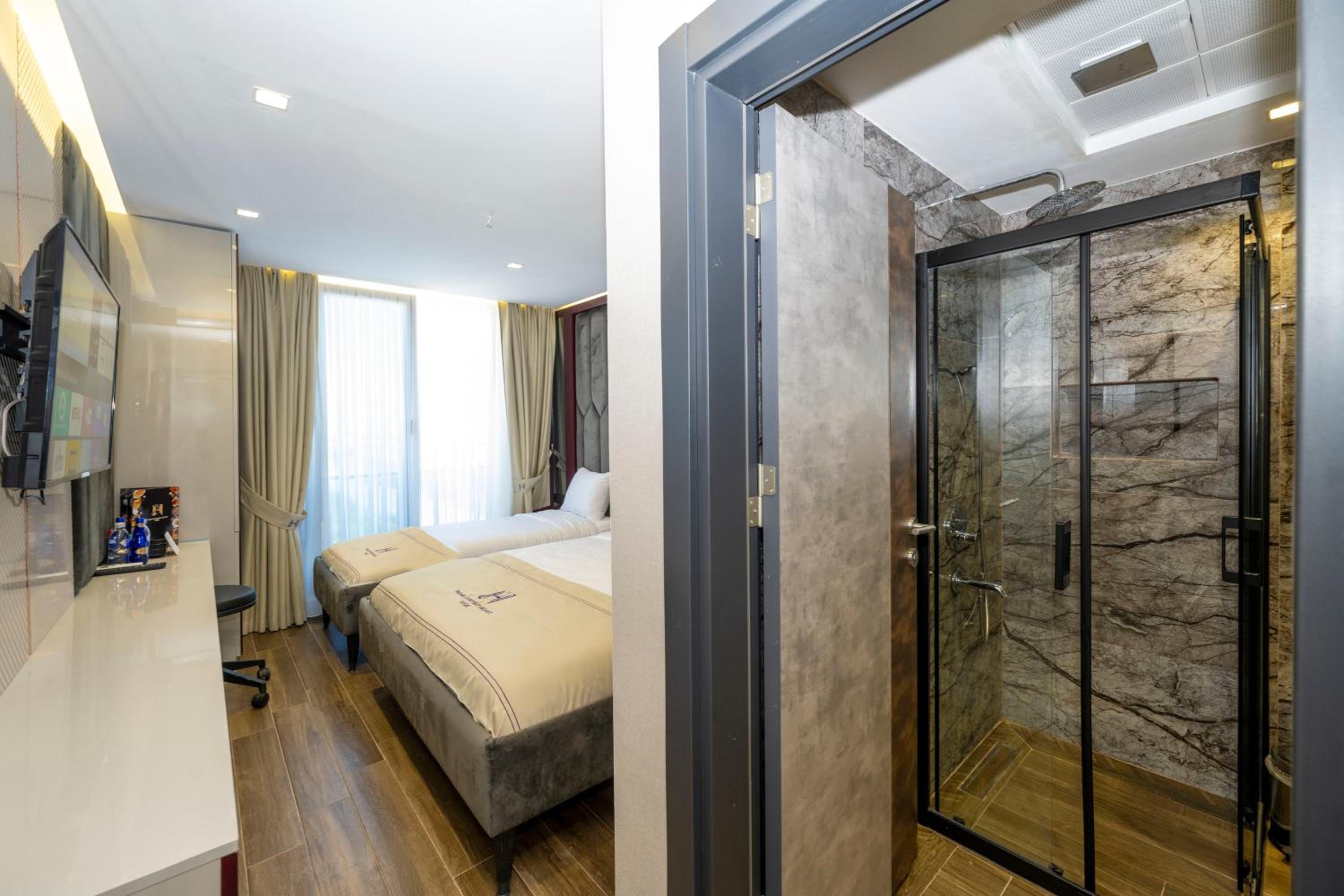 Deluxe Double or Twin Room - Photo 13