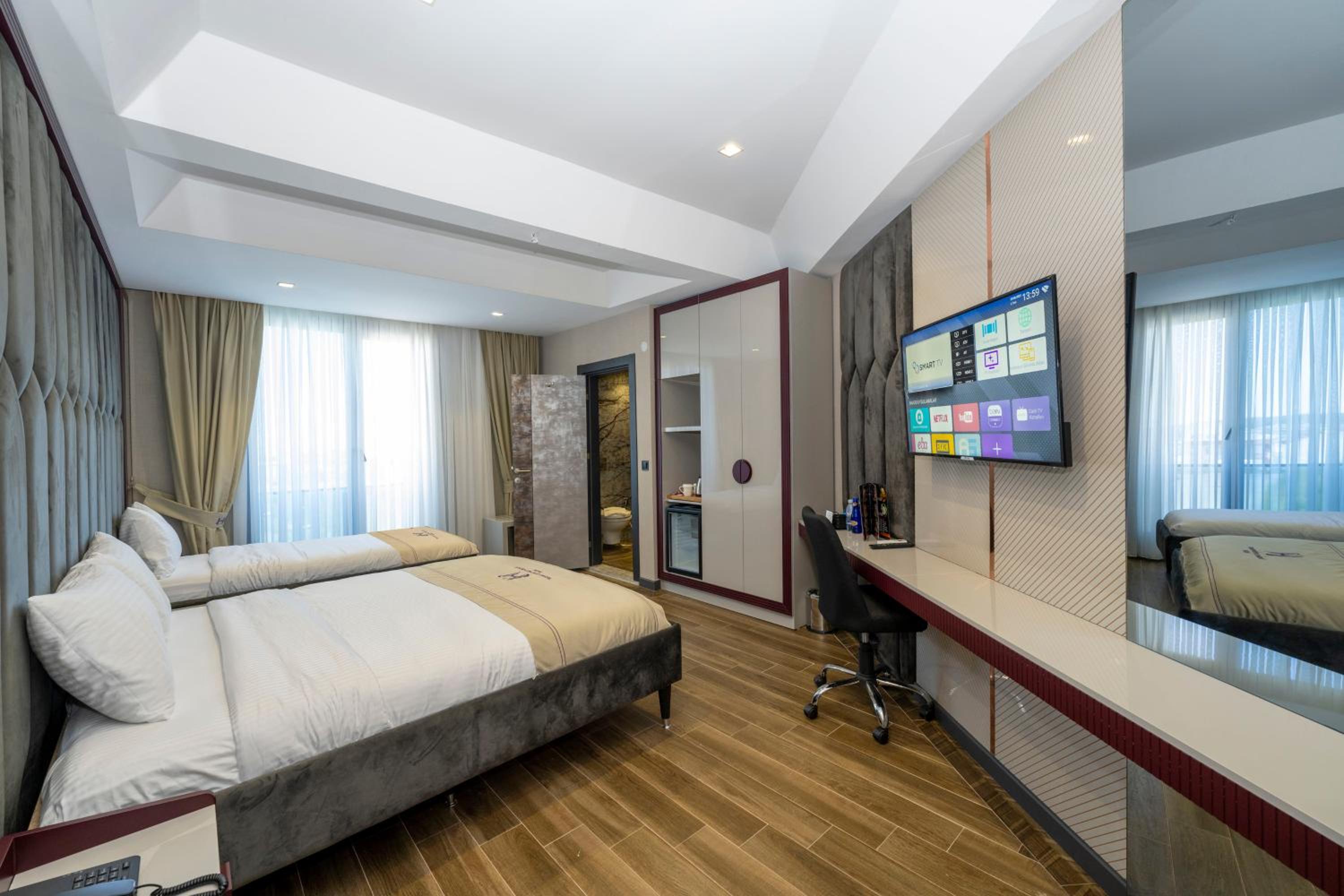 Deluxe Family Room - Photo 9